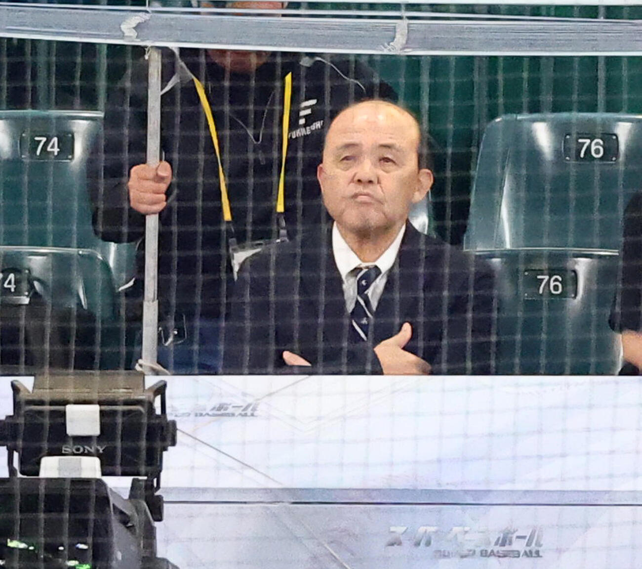 阪神対DeNA　放送席に着席する阪神岡田彰布オーナー付顧問（撮影・加藤哉）
