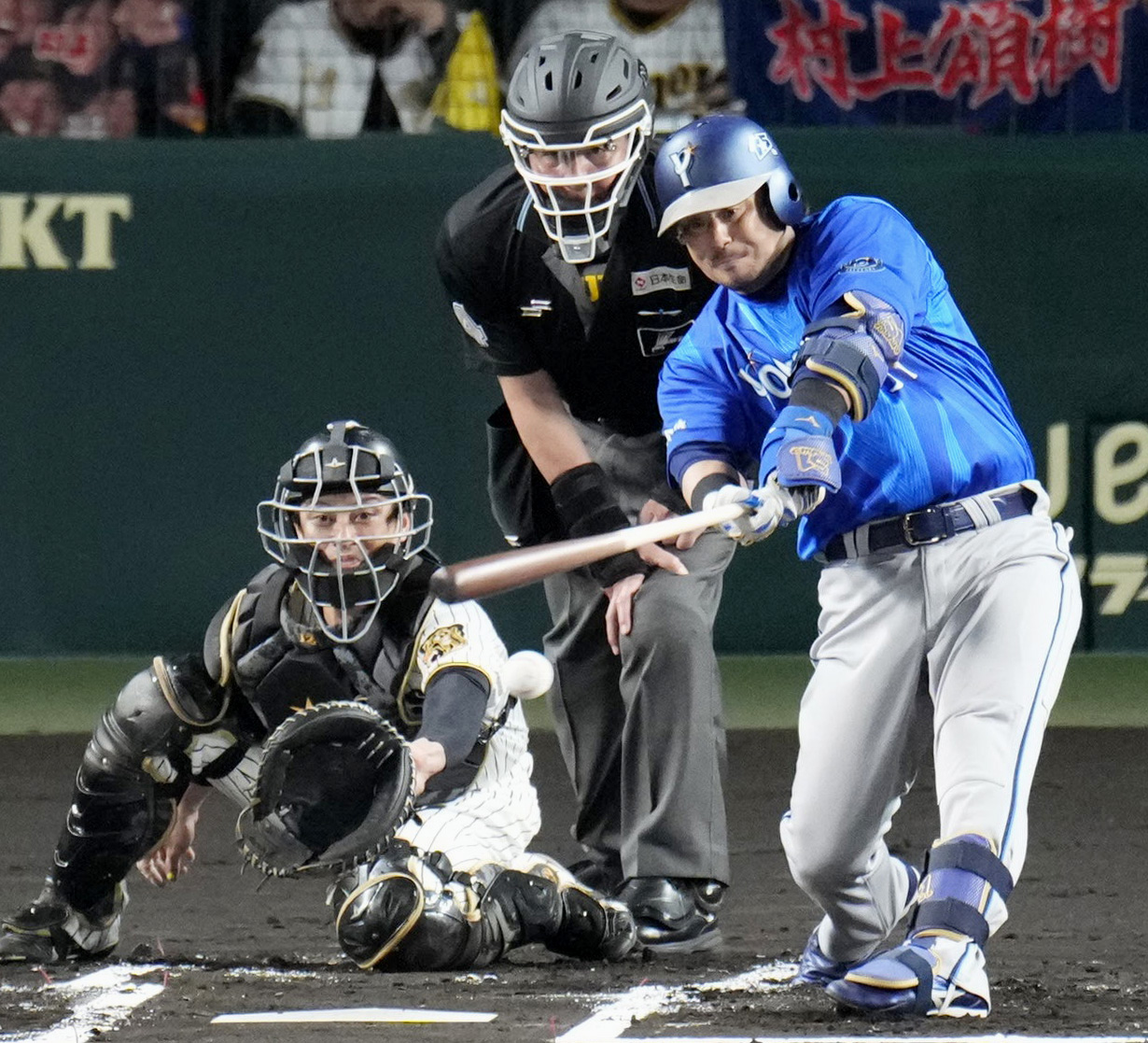 1回DeNA1死一、二塁、宮崎が左前に先制打を放つ。捕手坂本＝甲子園（共同）