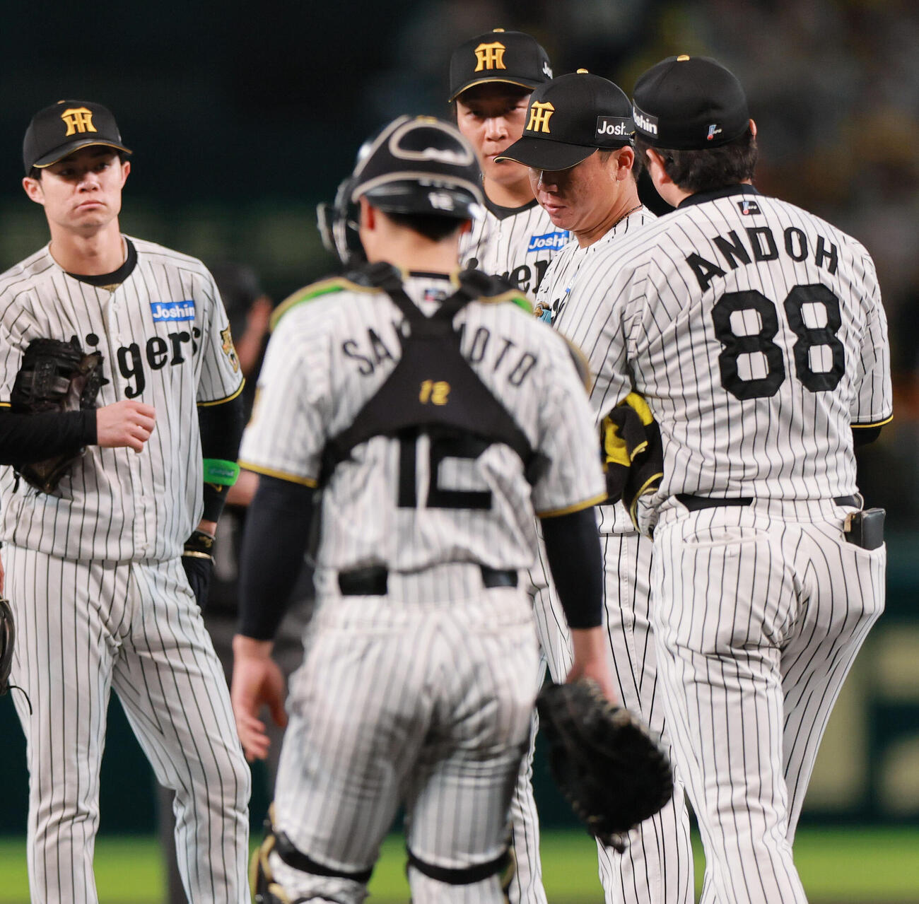 阪神対DeNA 1回表DeNA1死一、二塁、村上頌樹（右から2人目）は宮崎敏郎に先制の適時打を浴びる（撮影・上山淳一）
