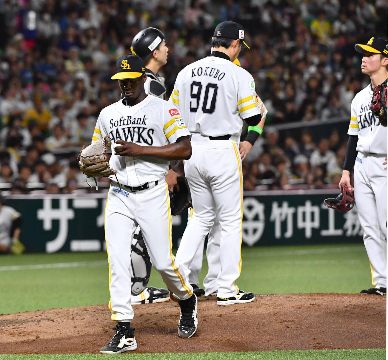 ソフトバンク対日本ハム　3回表日本ハム2死満塁、水野達稀に押し出し四球を与え、降板するリバン・モイネロ（撮影・岩下翔太）