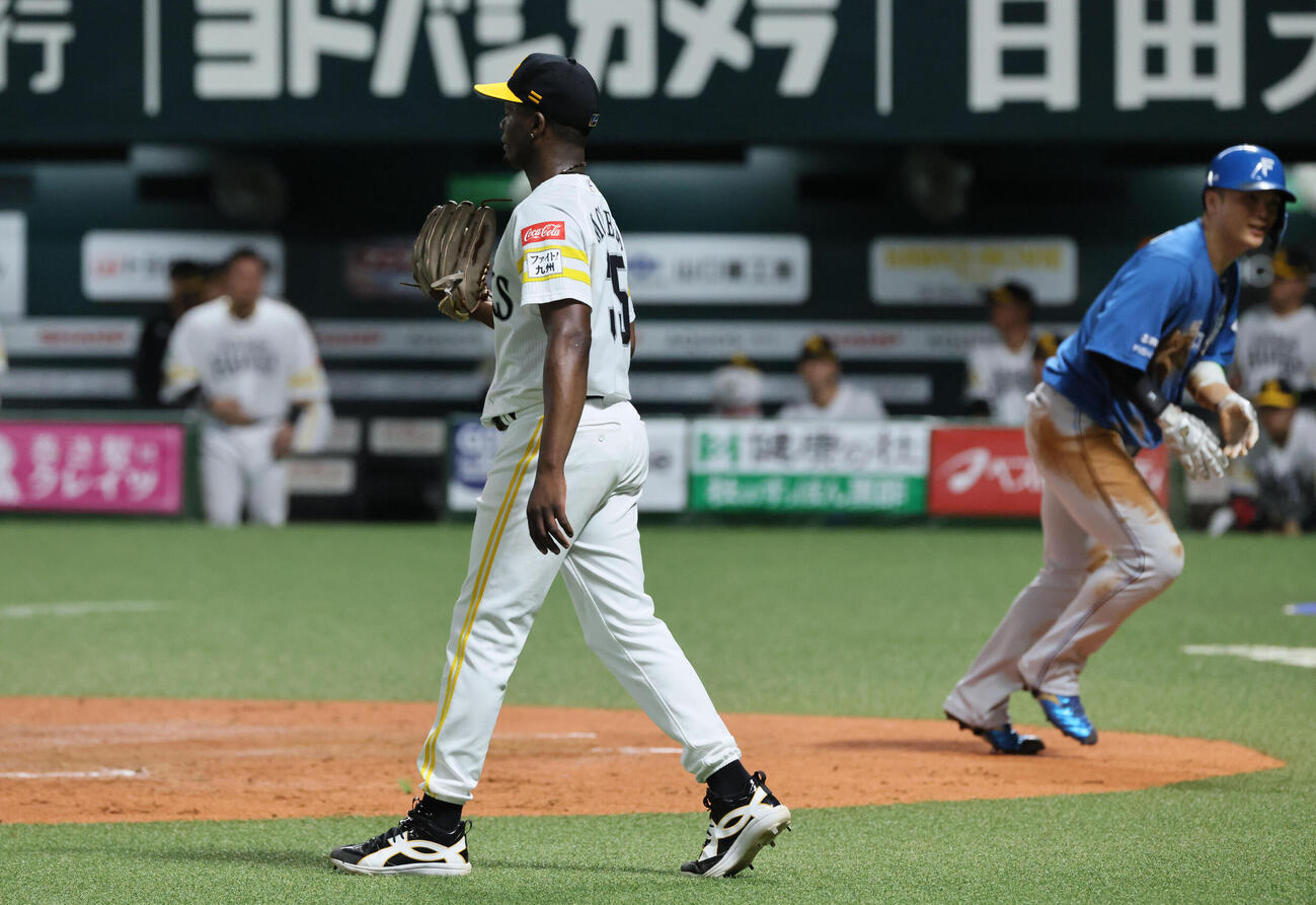 ソフトバンク対日本ハム　3回表日本ハム1死満塁、柴田獅子に勝ち越しの右犠飛を浴びたリバン・モイネロ（撮影・加藤孝規）