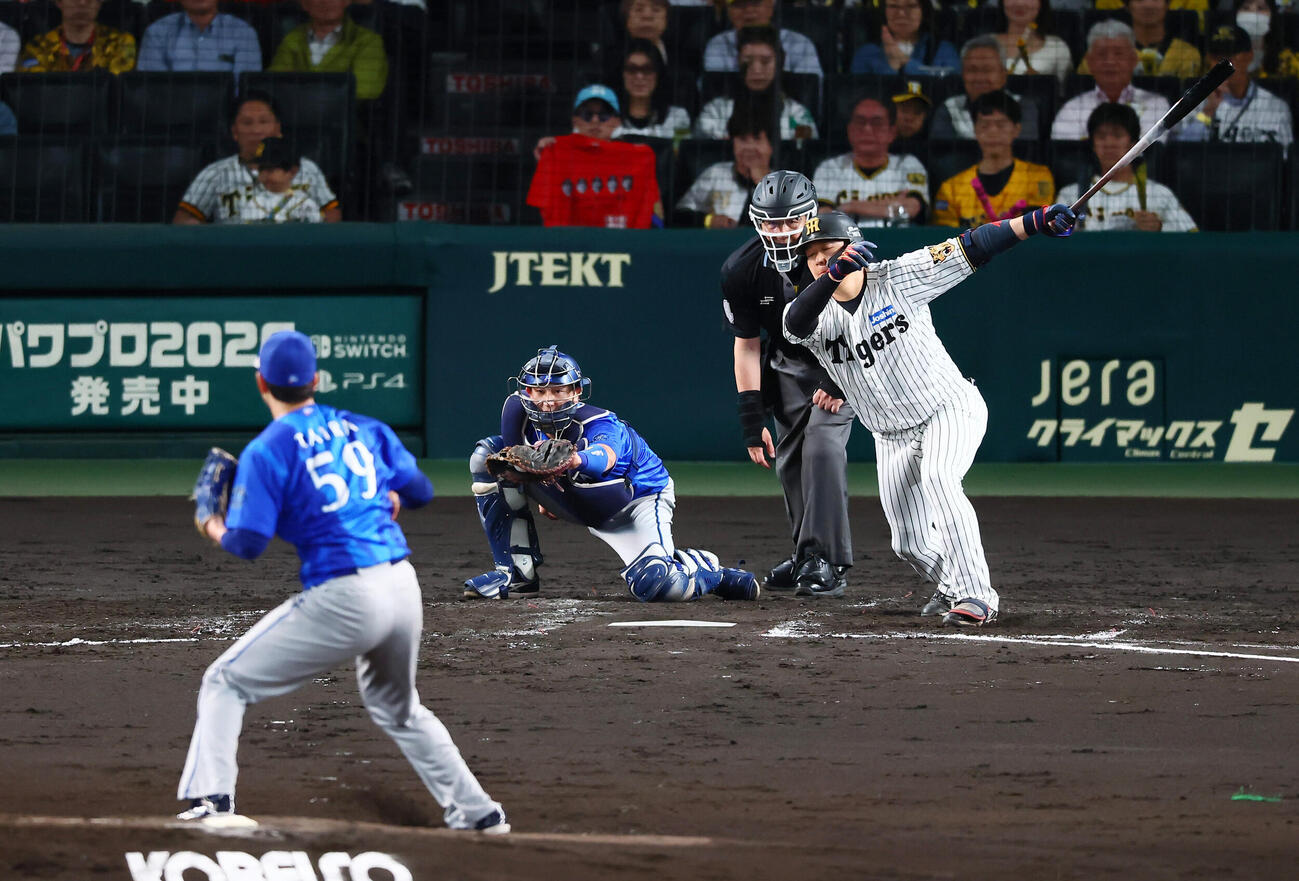 阪神対DeNA 4回裏阪神1死一塁、大山悠輔は三振に倒れる。投手平良拳太郎（撮影・加藤哉）