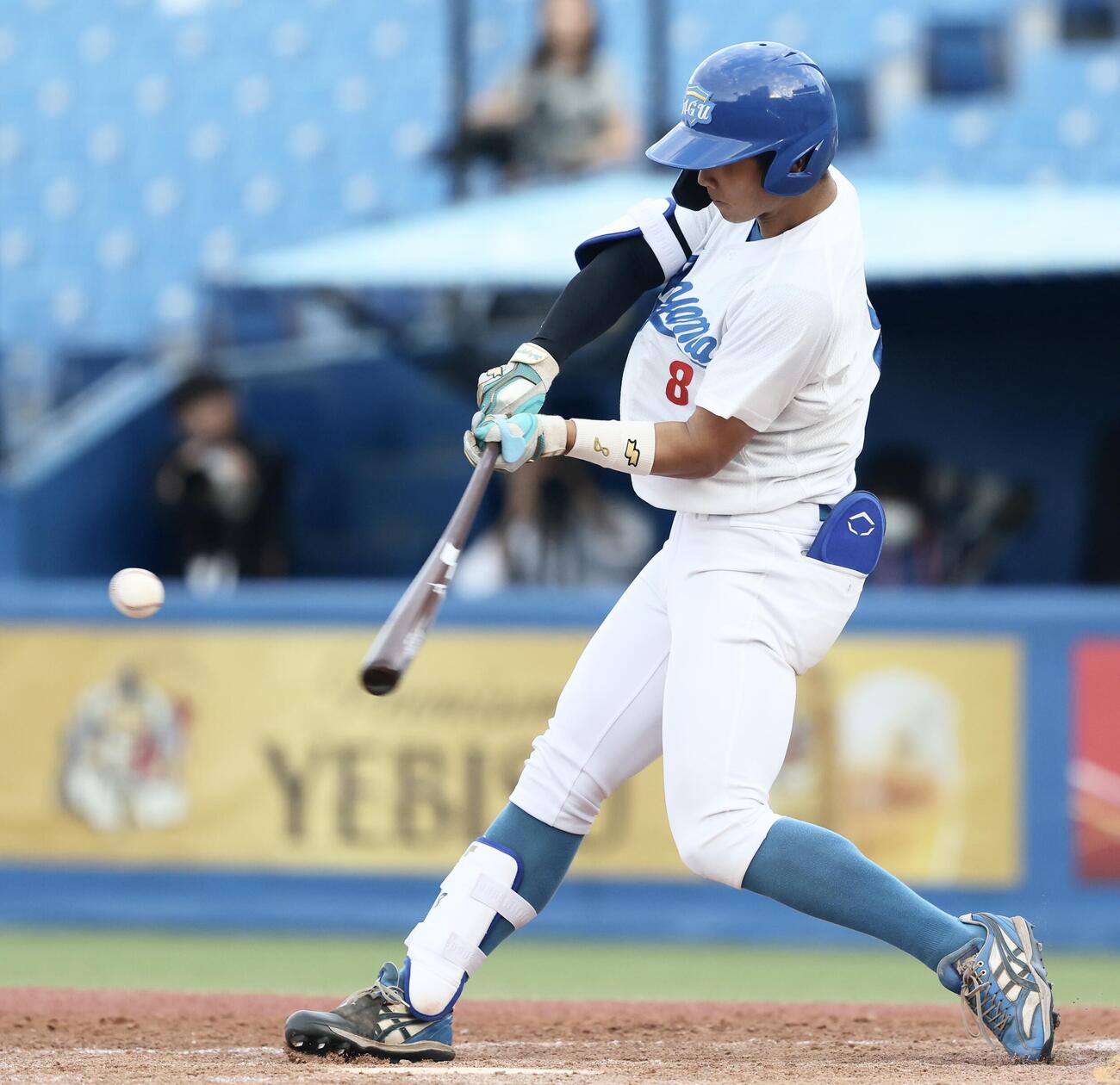 立正大対青学大　2回裏青学大1死一塁、右越え2点本塁打を放つ新井瑛太（撮影・河田真司）
