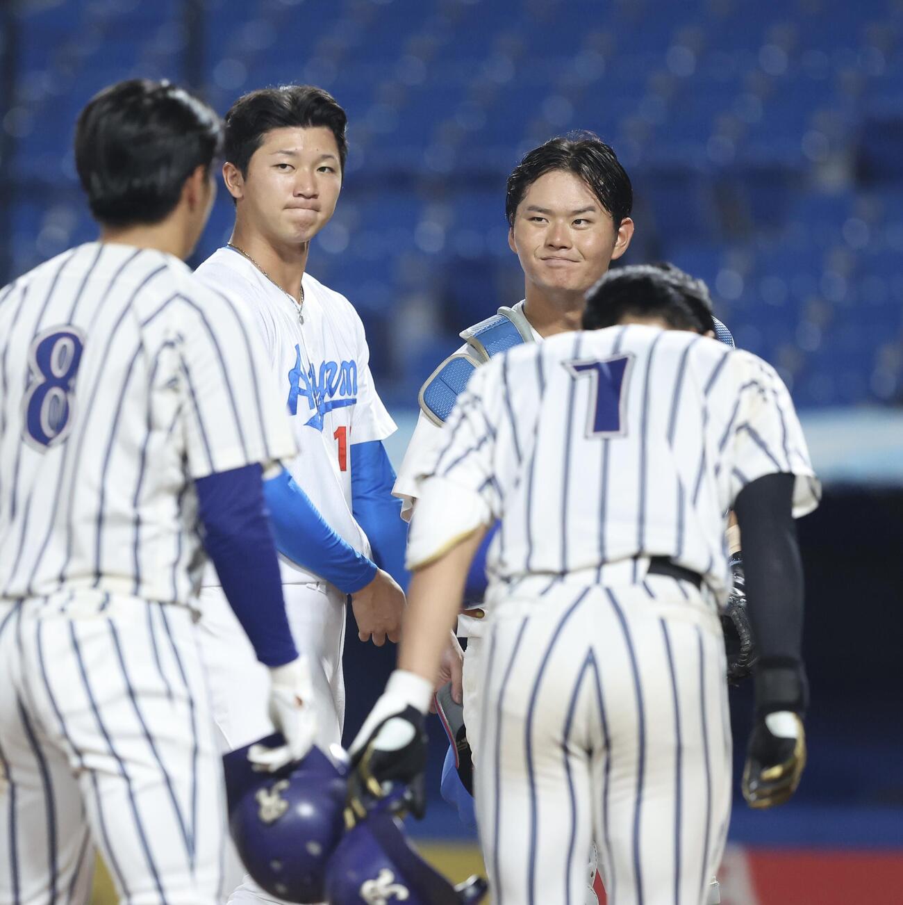 立正大対青学大　立正大に勝利しあいさつする渡部海（後方右）ら青学大ナイン（撮影・河田真司）