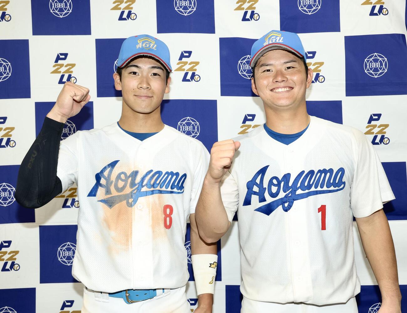 立正大対青学大　立正大に勝利し、ガッツポーズで写真に納まる青学大・新井瑛太（左）と渡部海（撮影・河田真司）
