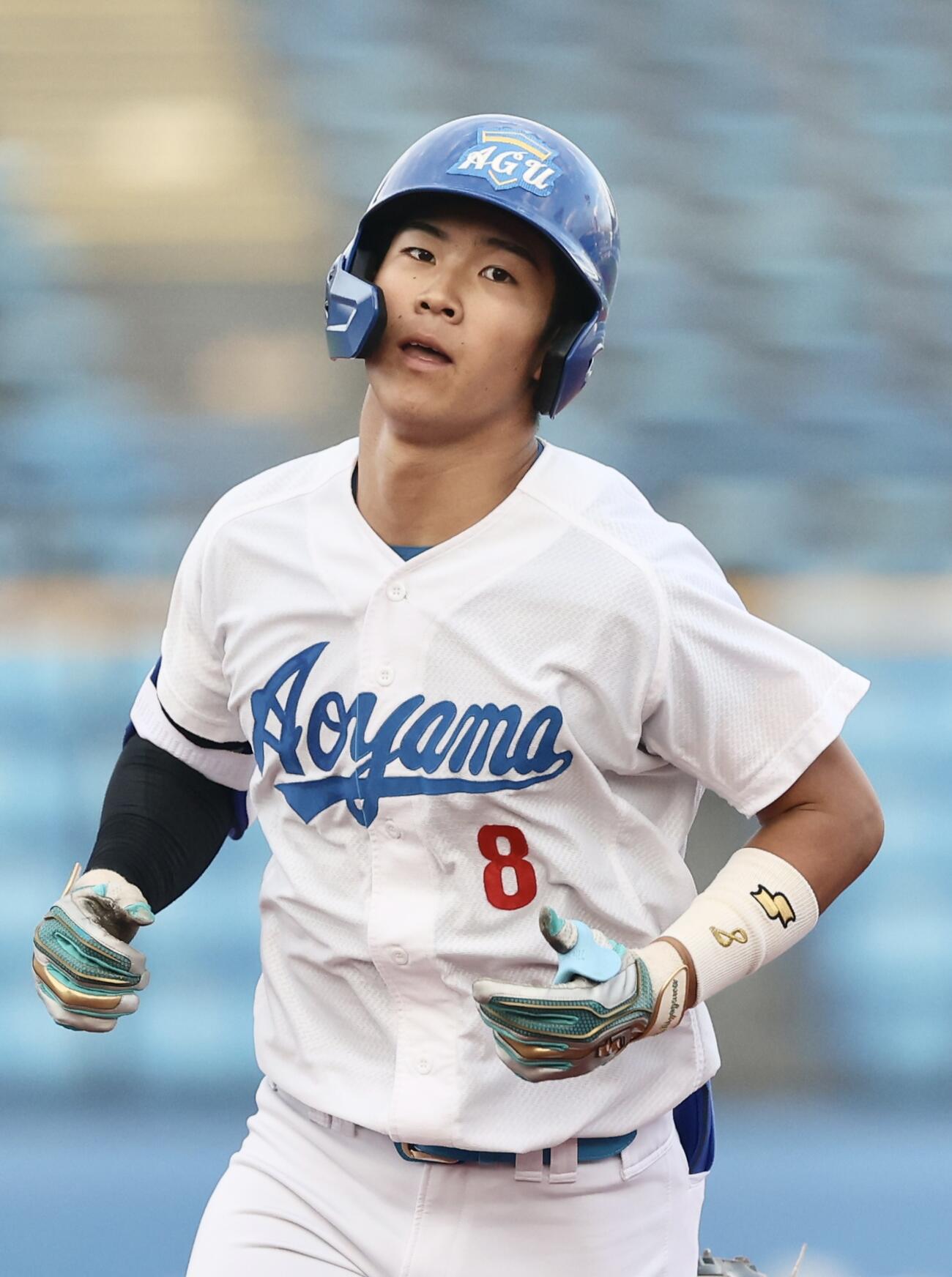 立正大対青学大　2回裏青学大1死一塁、右越え2点本塁打を放ちダイヤモンドを回る新井瑛太（撮影・河田真司）