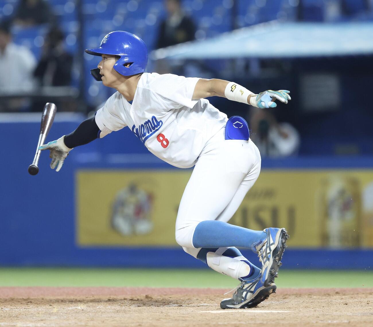 立正大対青学大　5回裏青学大2死二塁、中前適時打を放つ新井瑛太（撮影・河田真司）