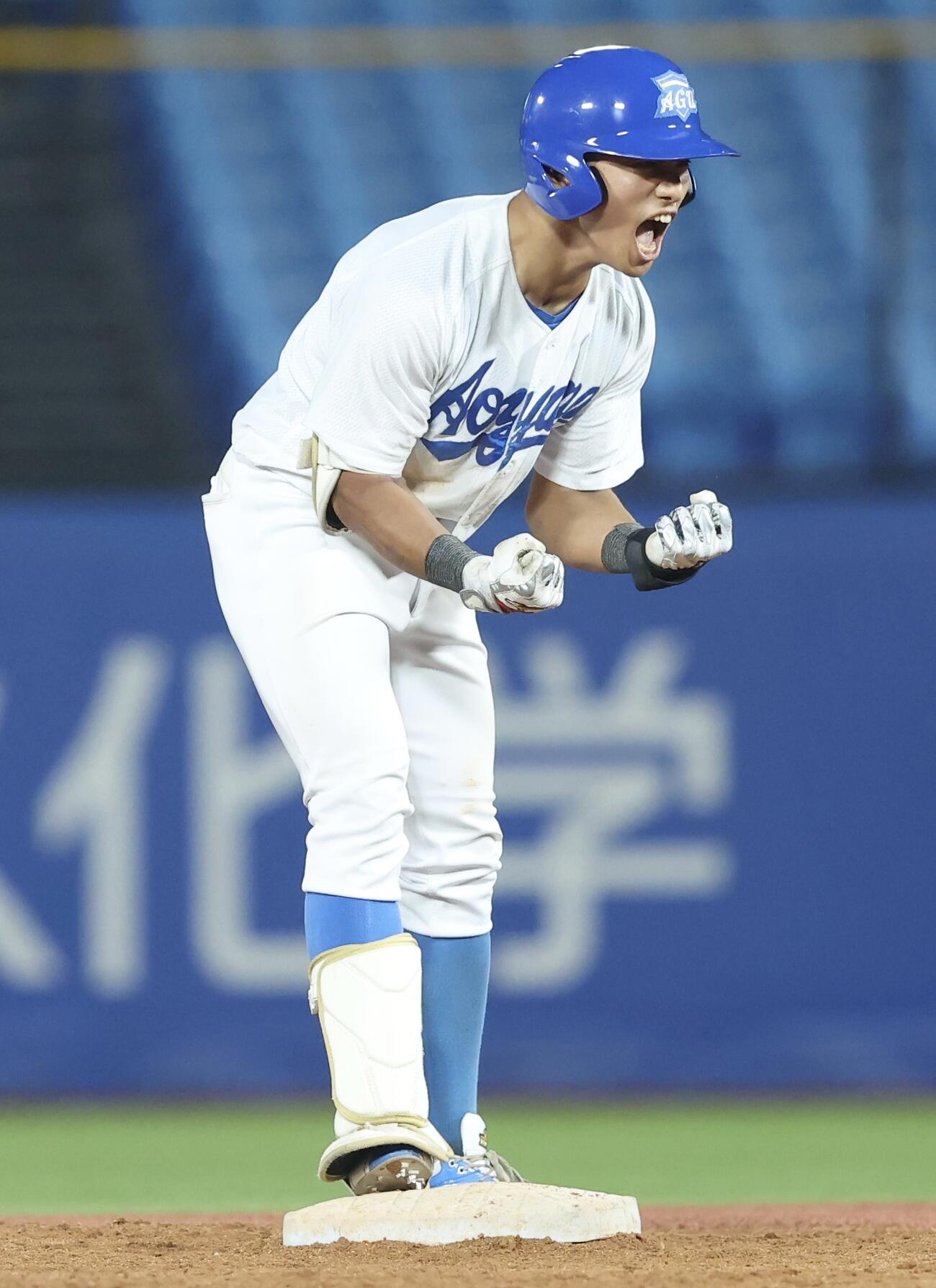 立正大対青学大　5回裏青学大2死一、二塁、同点2点適時二塁打で出塁しガッツポーズする森沢拓海（撮影・河田真司）