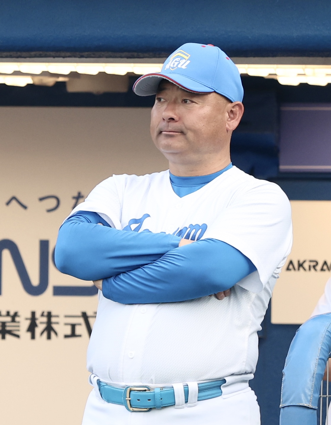 立正大対青学大　2回表、戦況を見守る青学大・安藤寧則監督（撮影・河田真司）