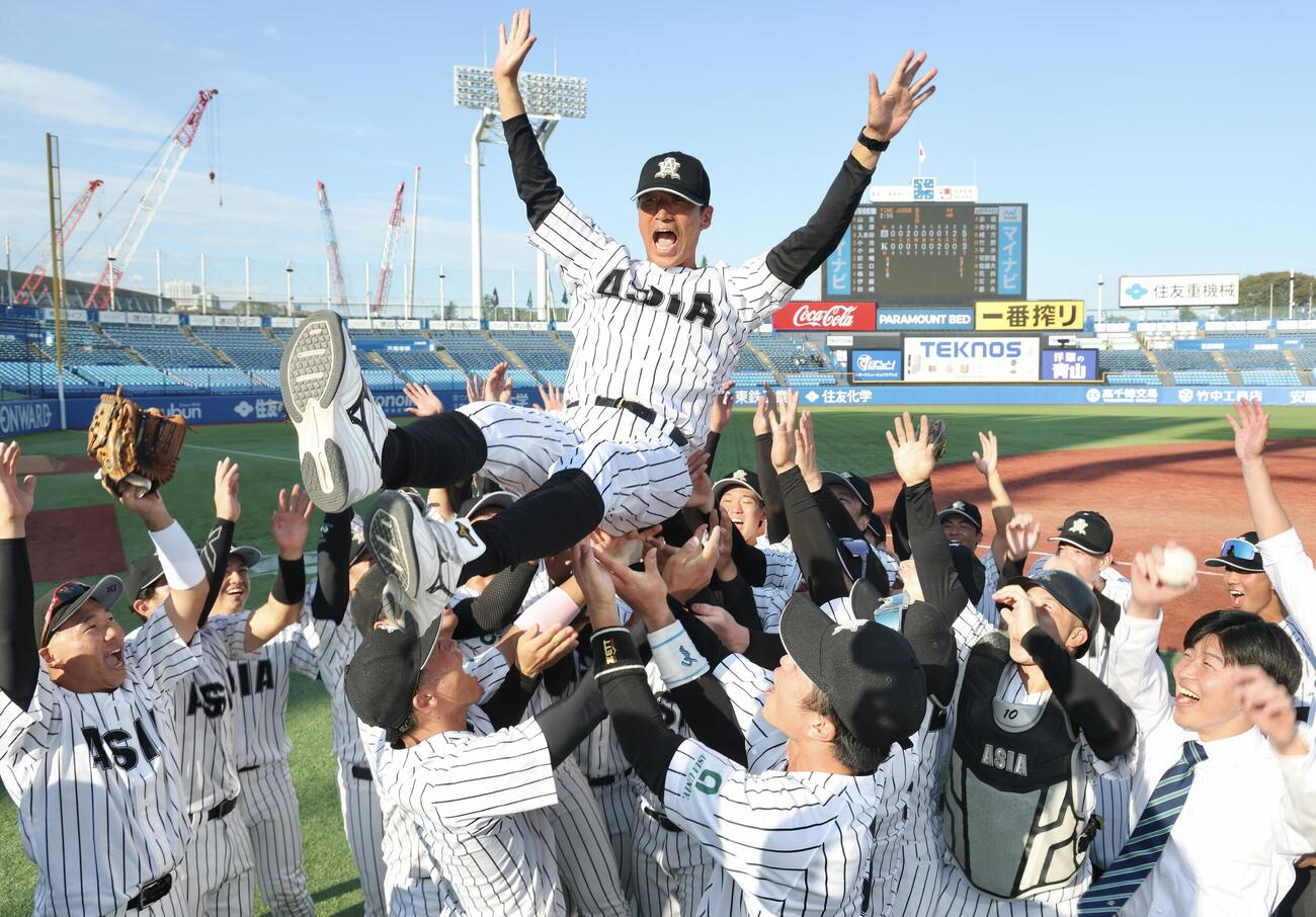 亜大対国学院大　国学院大に勝利し優勝を決め、選手から胴上げの祝福を受ける亜大・正村公弘監督（撮影・河田真司）