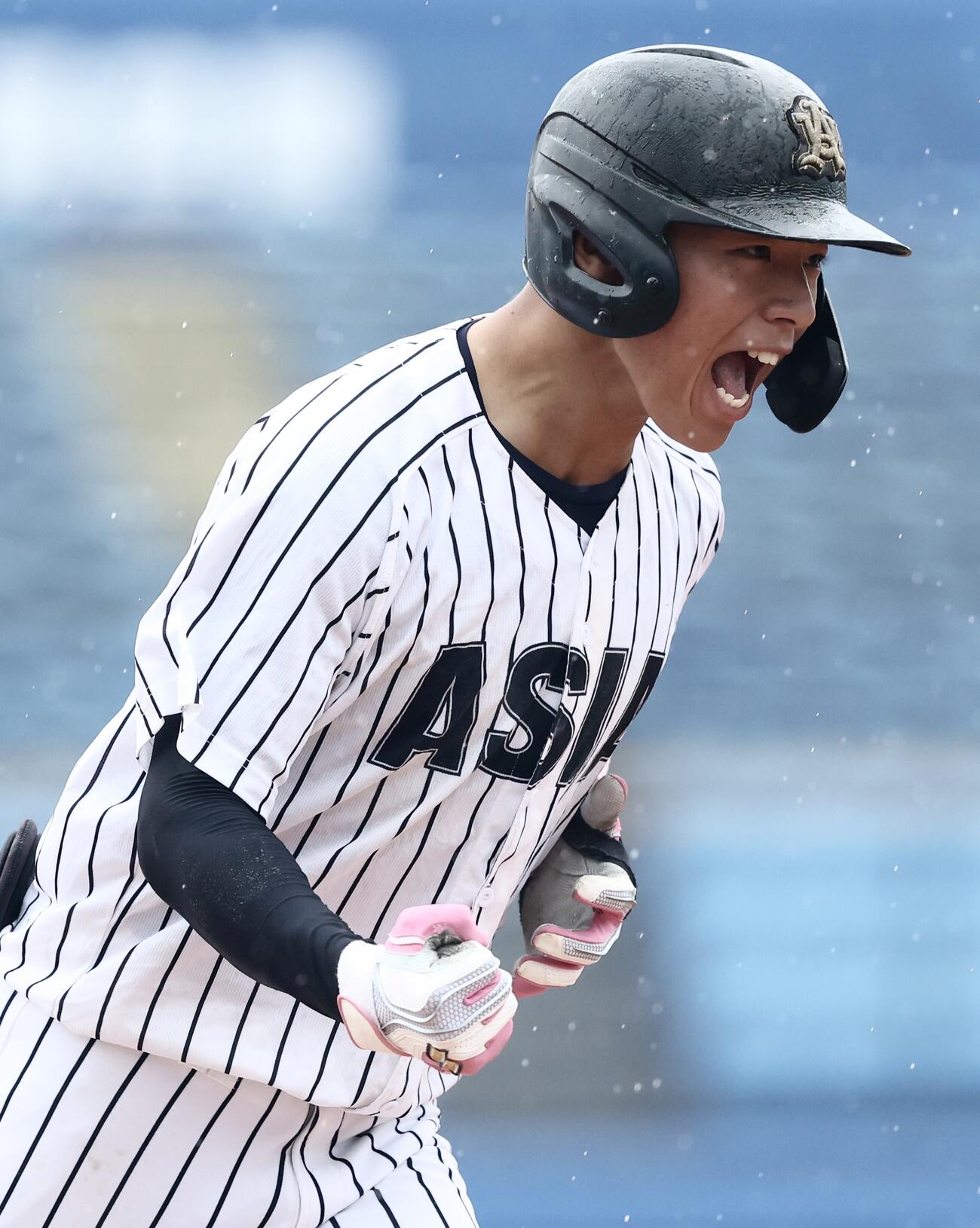 亜大対国学院大　3回表亜大2死一塁、左越え先制2点本塁打を放ち、雄たけびを上げながらダイヤモンドを回る山里宝（撮影・河田真司）