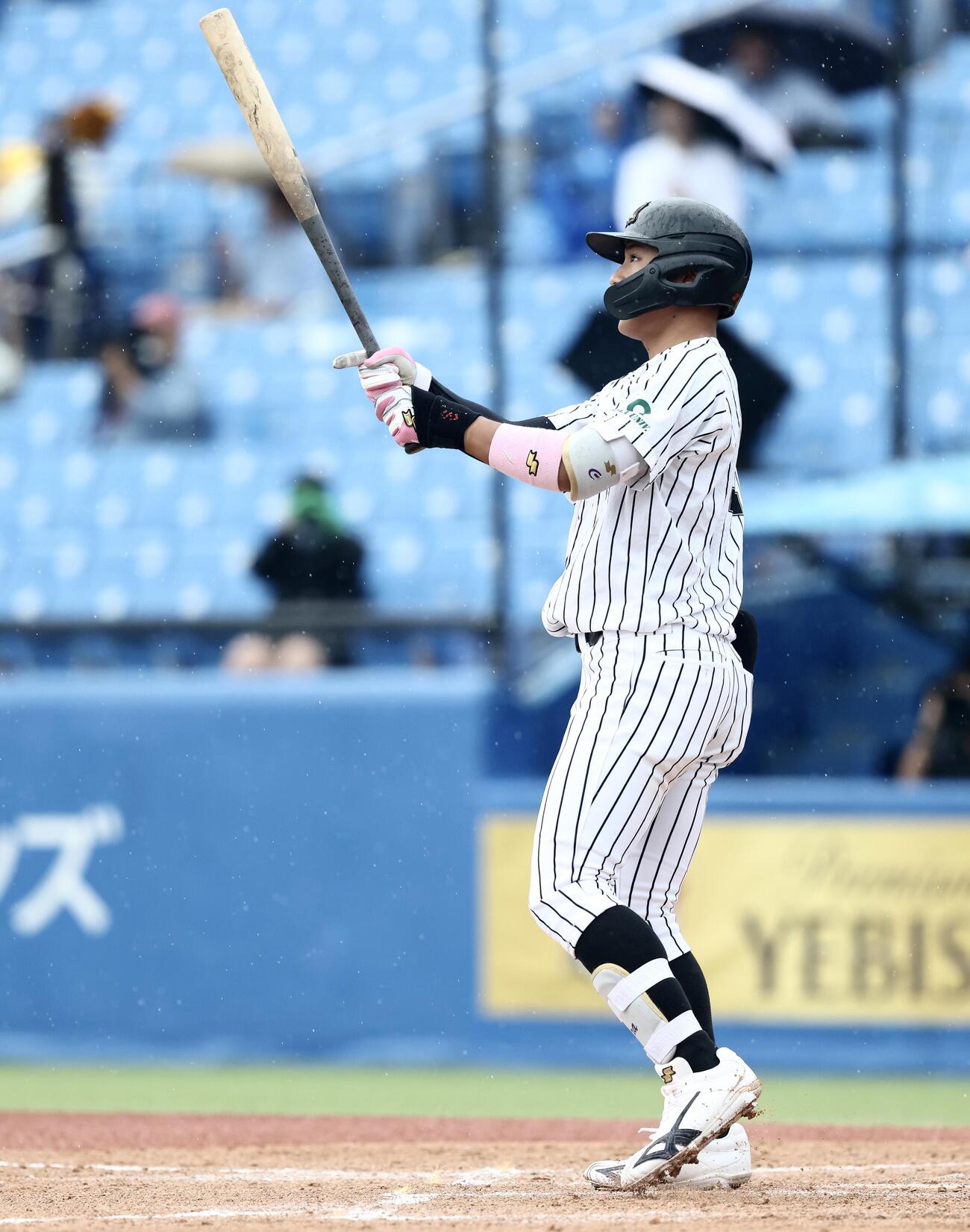 亜大対国学院大　3回表亜大2死一塁、左越え先制2点本塁打を放つ山里宝（撮影・河田真司）