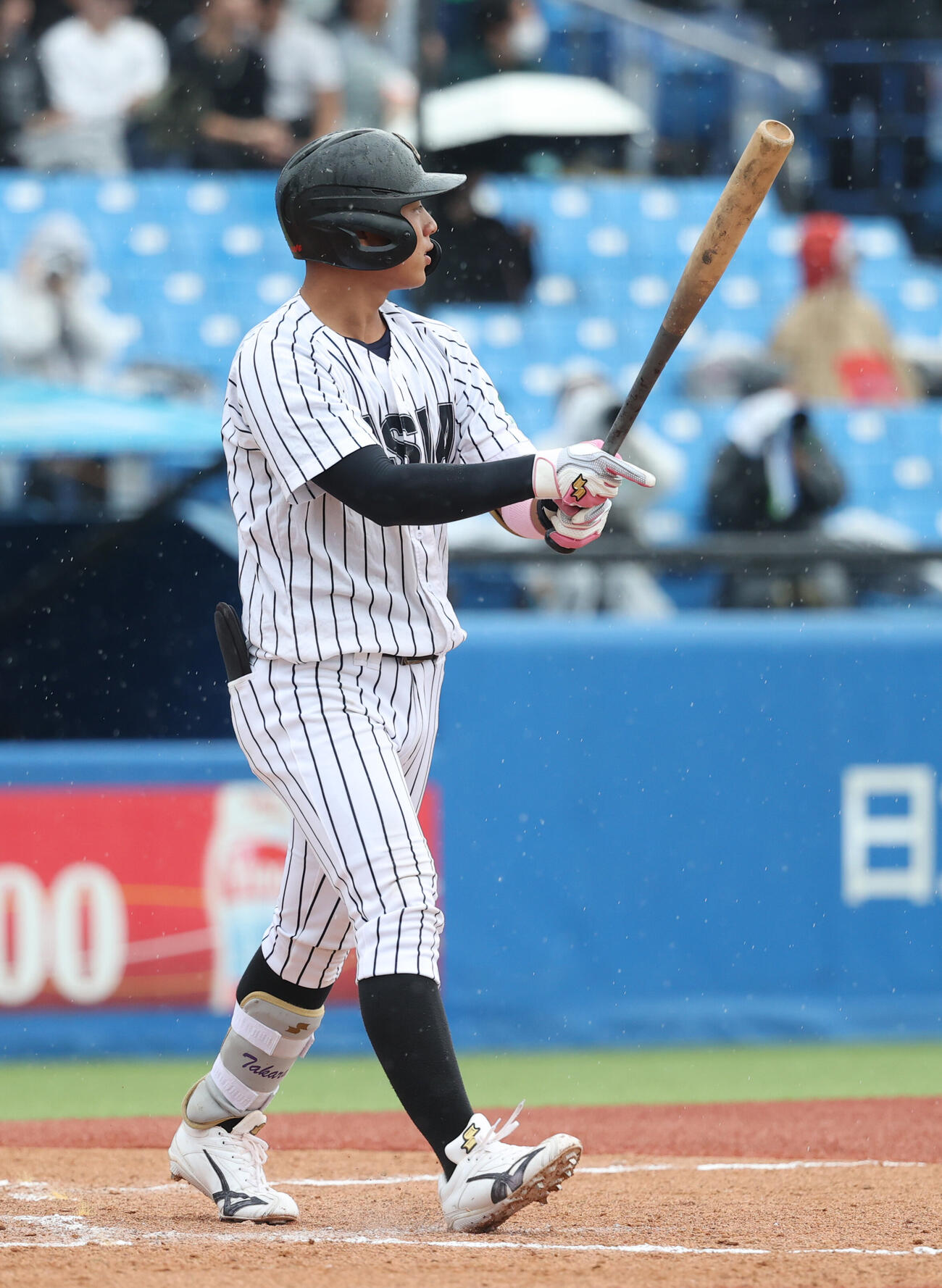 亜大対国学院大　3回表亜大2死一塁、山里宝は本塁打を放つ（撮影・柴田隆二）