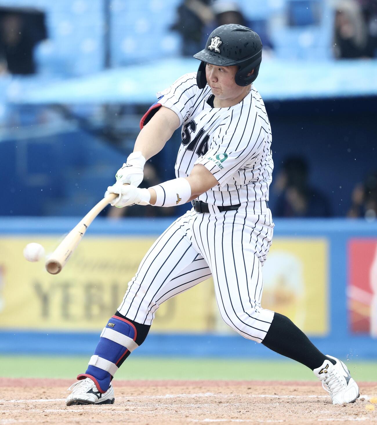 亜大対国学院大　3回表亜大1死、右前打を放つ原田純希（撮影・河田真司）