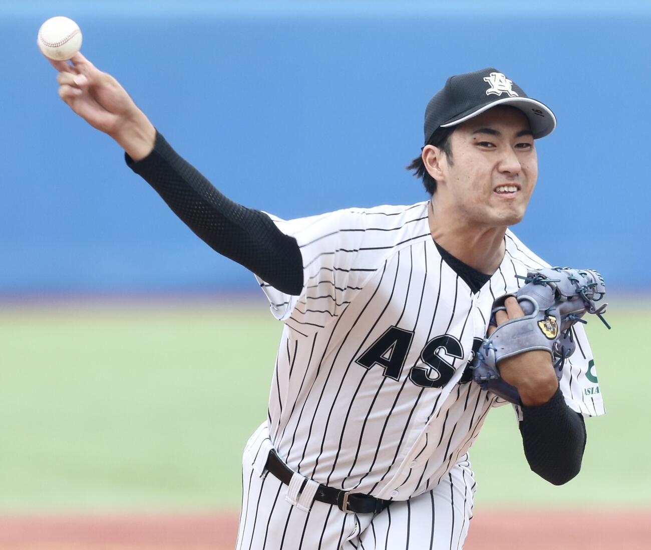 亜大対国学院大　6回裏、力投する比嘉佑斗（撮影・河田真司）
