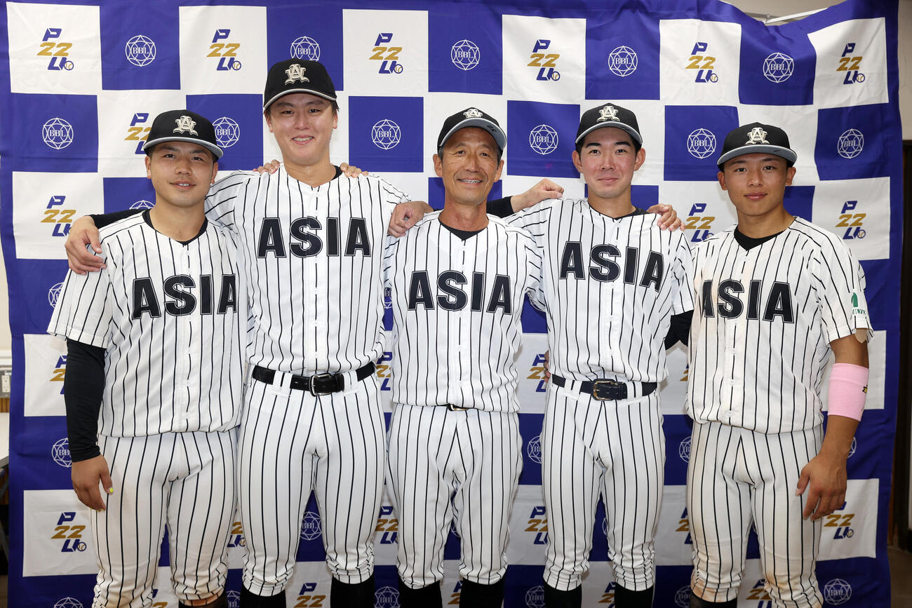優勝した。左から亜大・前嶋藍、川尻啓人、正村公弘監督、田崎颯士、山里宝主将は記念撮影に納まる（撮影・柴田隆二）