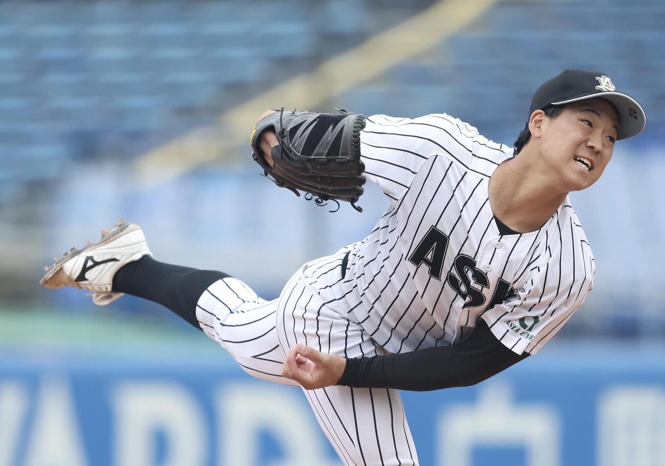 亜大対国学院大　7回裏国学院大2死二塁、力投する渡辺走（撮影・河田真司）