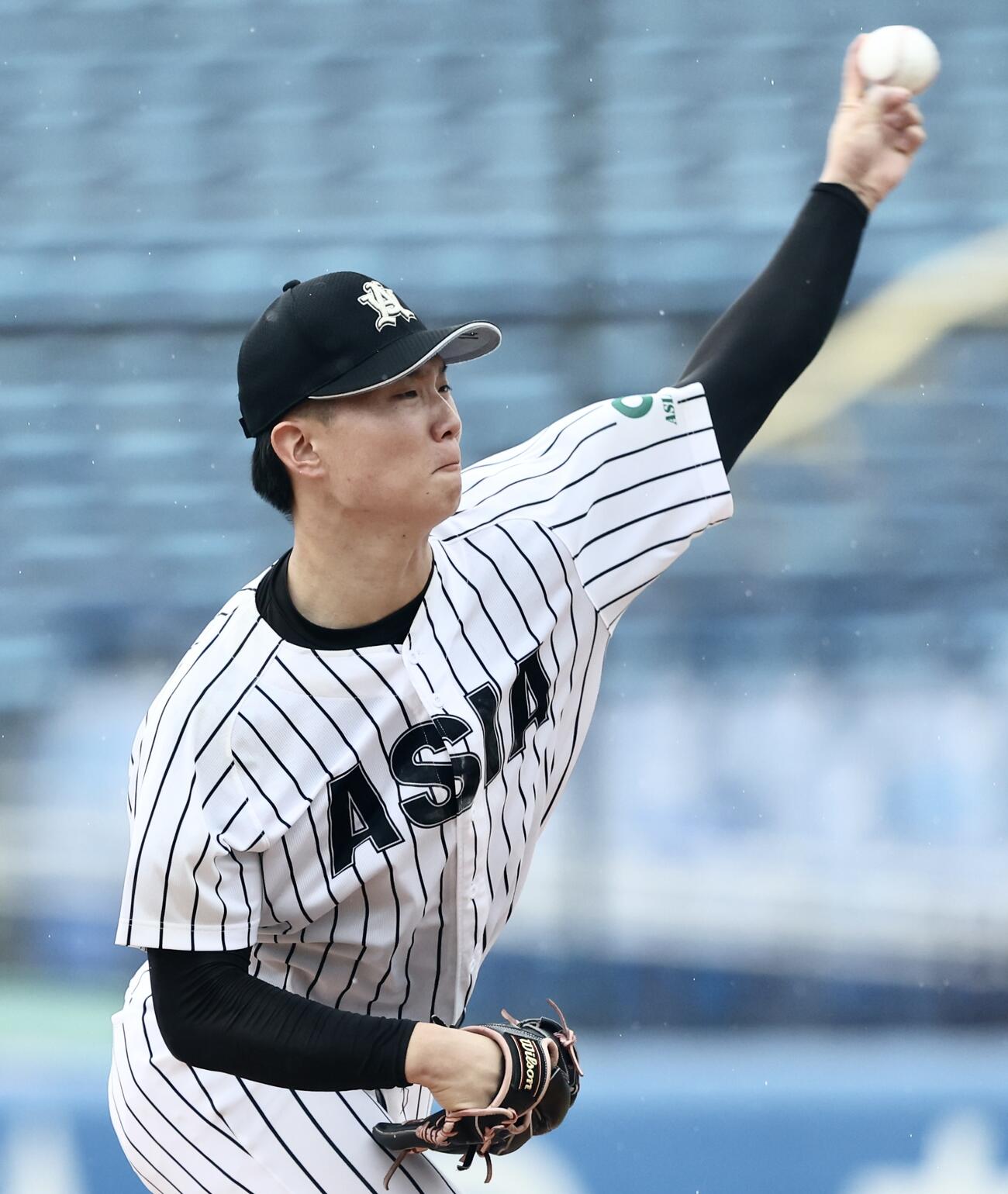 亜大対国学院大　先発登板で力投する亜大・黒木陽琉（撮影・河田真司）