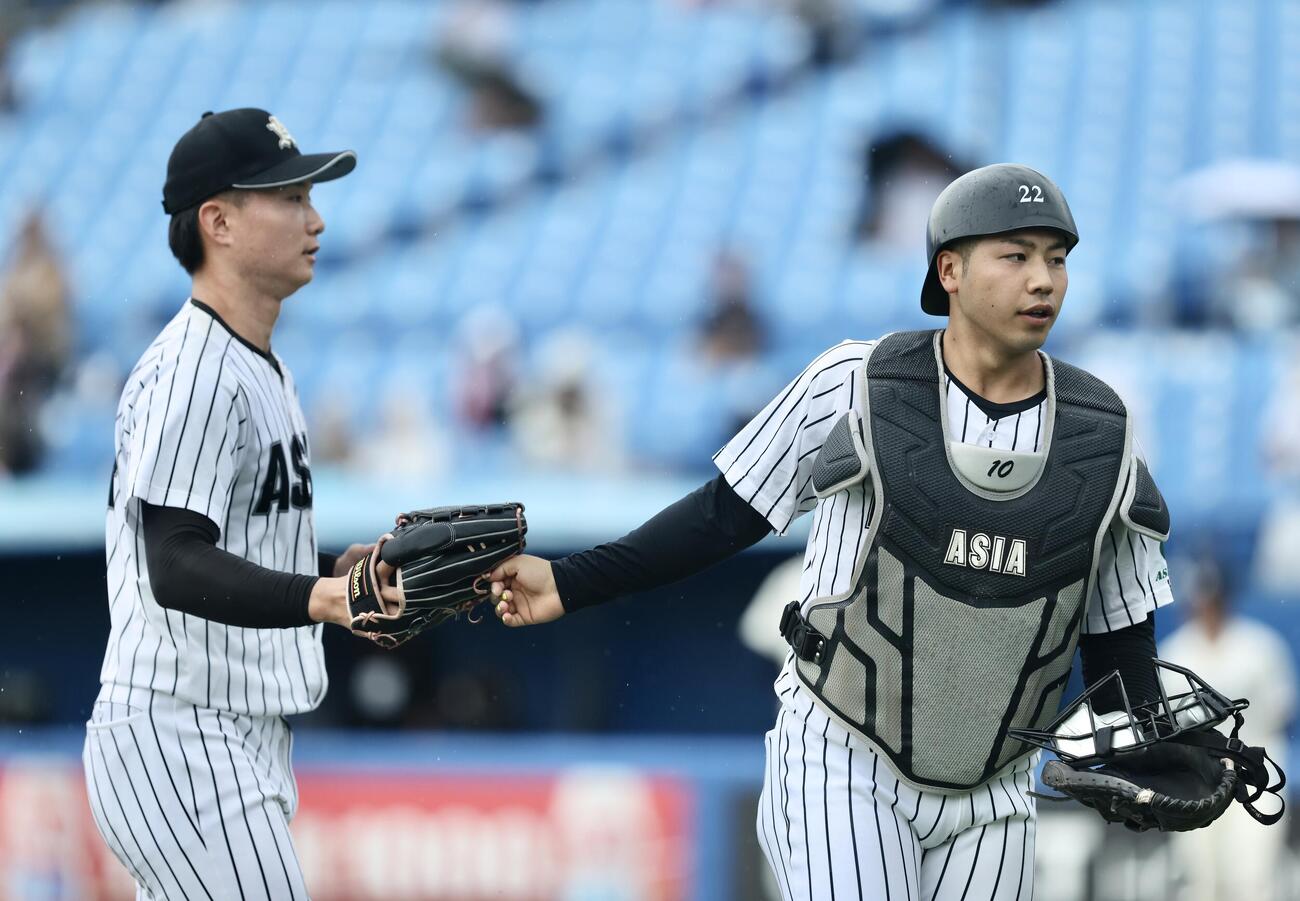 亜大対国学院大　1回裏を抑える亜大・黒木陽琉（左）と前嶋藍（撮影・河田真司）