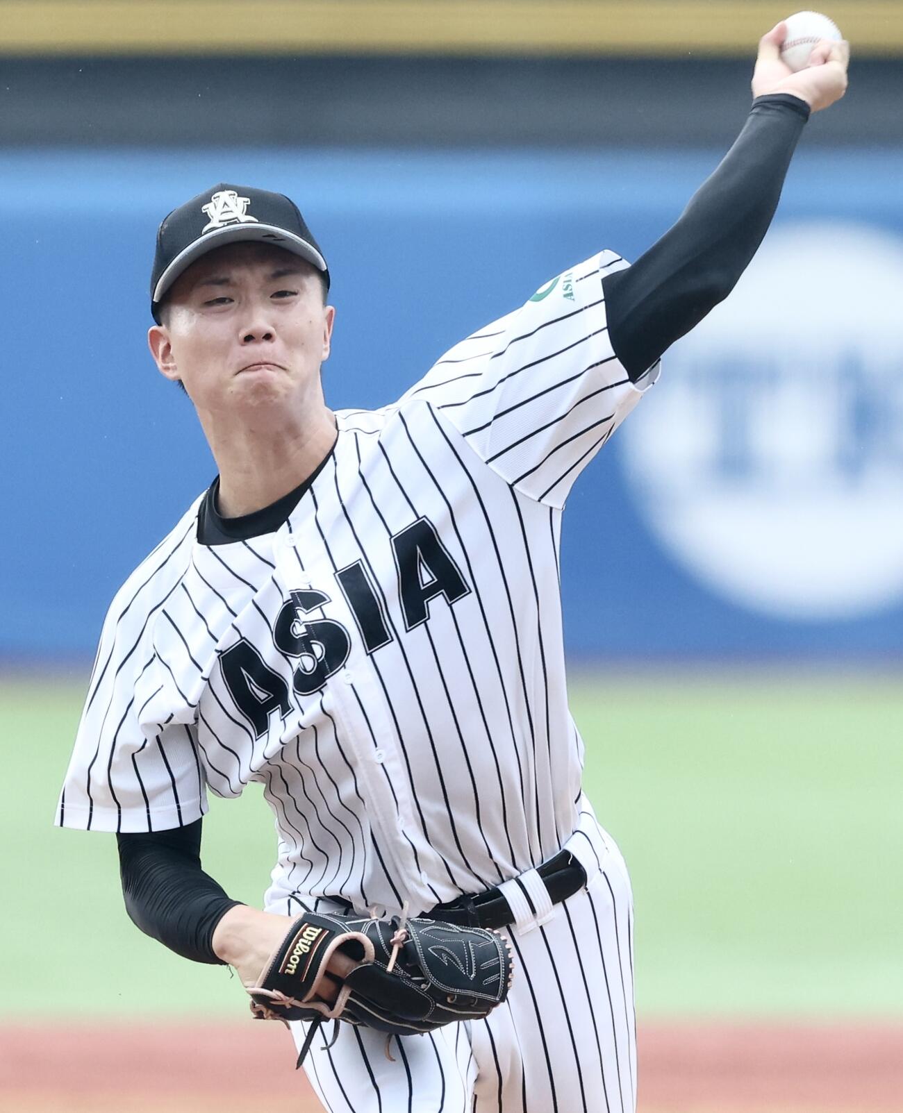 亜大対国学院大　2回裏、力投する亜大・黒木陽琉（撮影・河田真司）