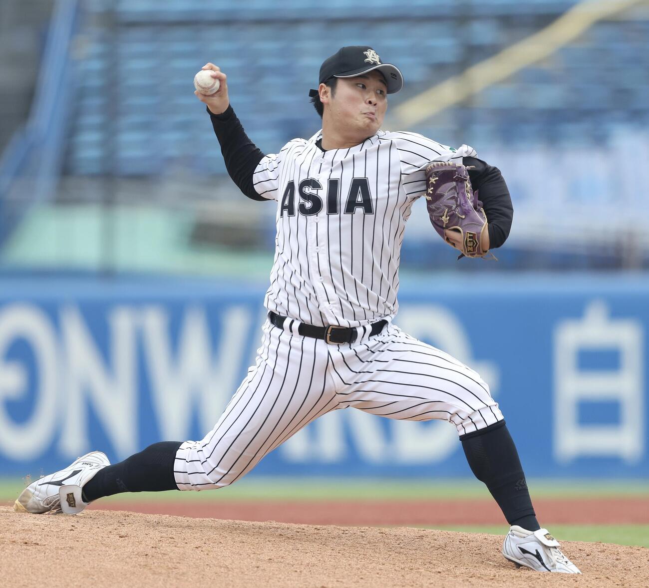 亜大対国学院大　7回裏、力投する井上悠（撮影・河田真司）