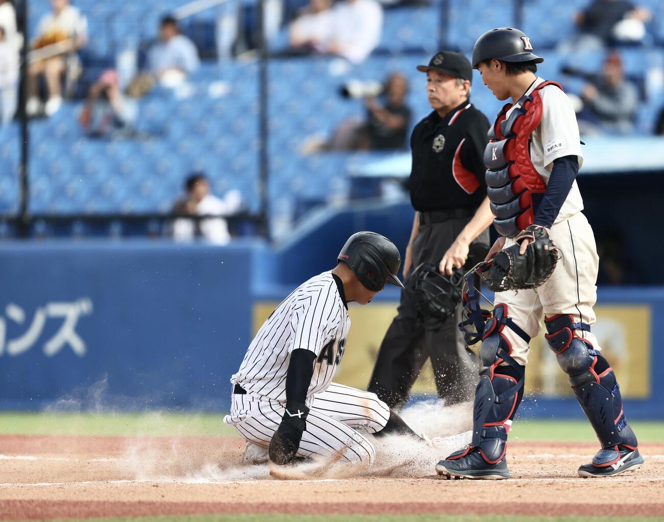 亜大対国学院大　8回表亜大1死三塁、入耒田華月の犠飛で生還し同点にする山里宝（撮影・河田真司）