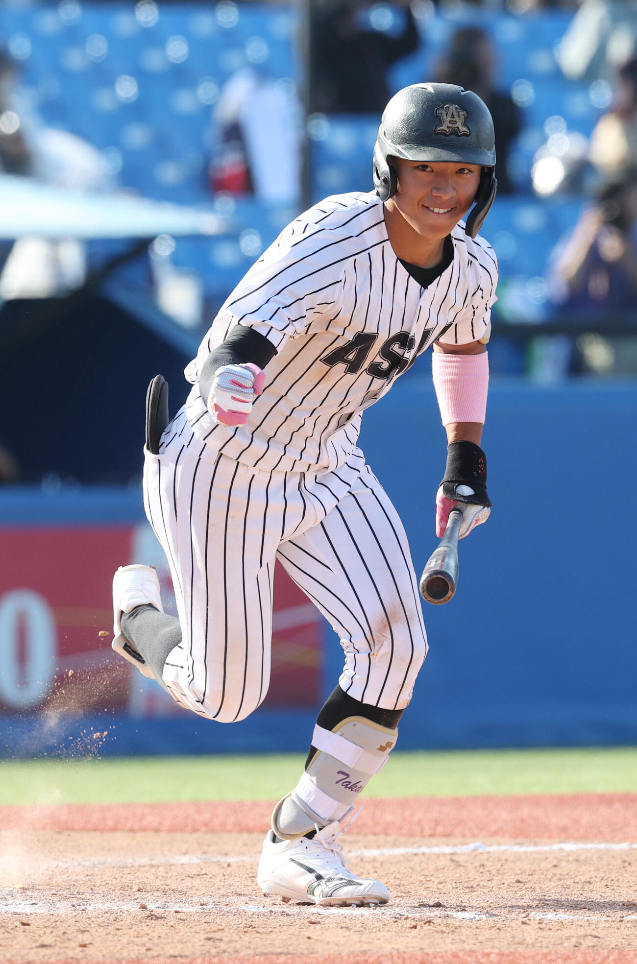 亜大対国学院大　9回表亜大2死満塁、山里宝は適時二塁打を放ちガッツポーズする（撮影・柴田隆二）