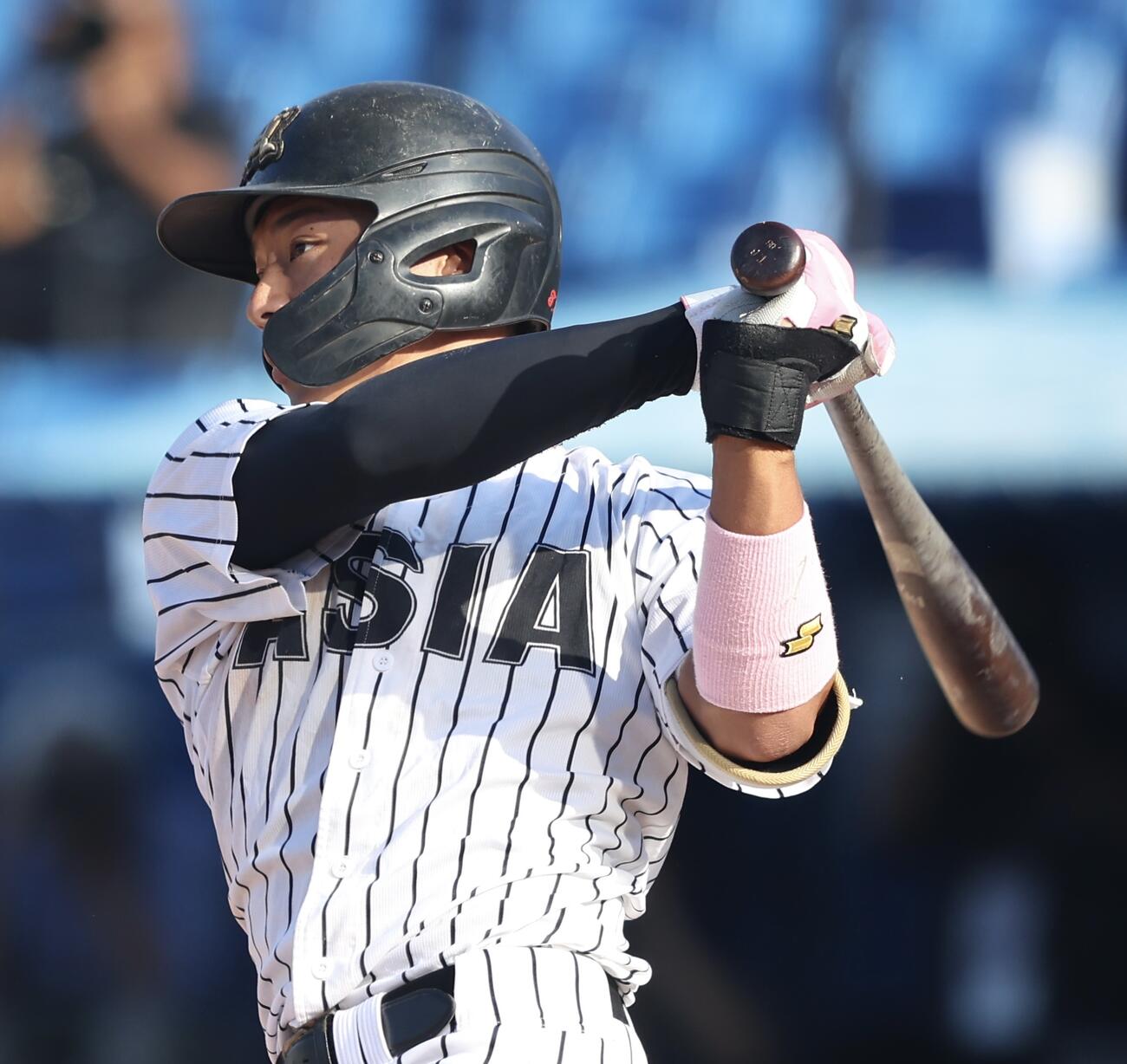 亜大対国学院大　9回表亜大2死満塁、2点適時二塁打を放つ山里宝（撮影・河田真司）