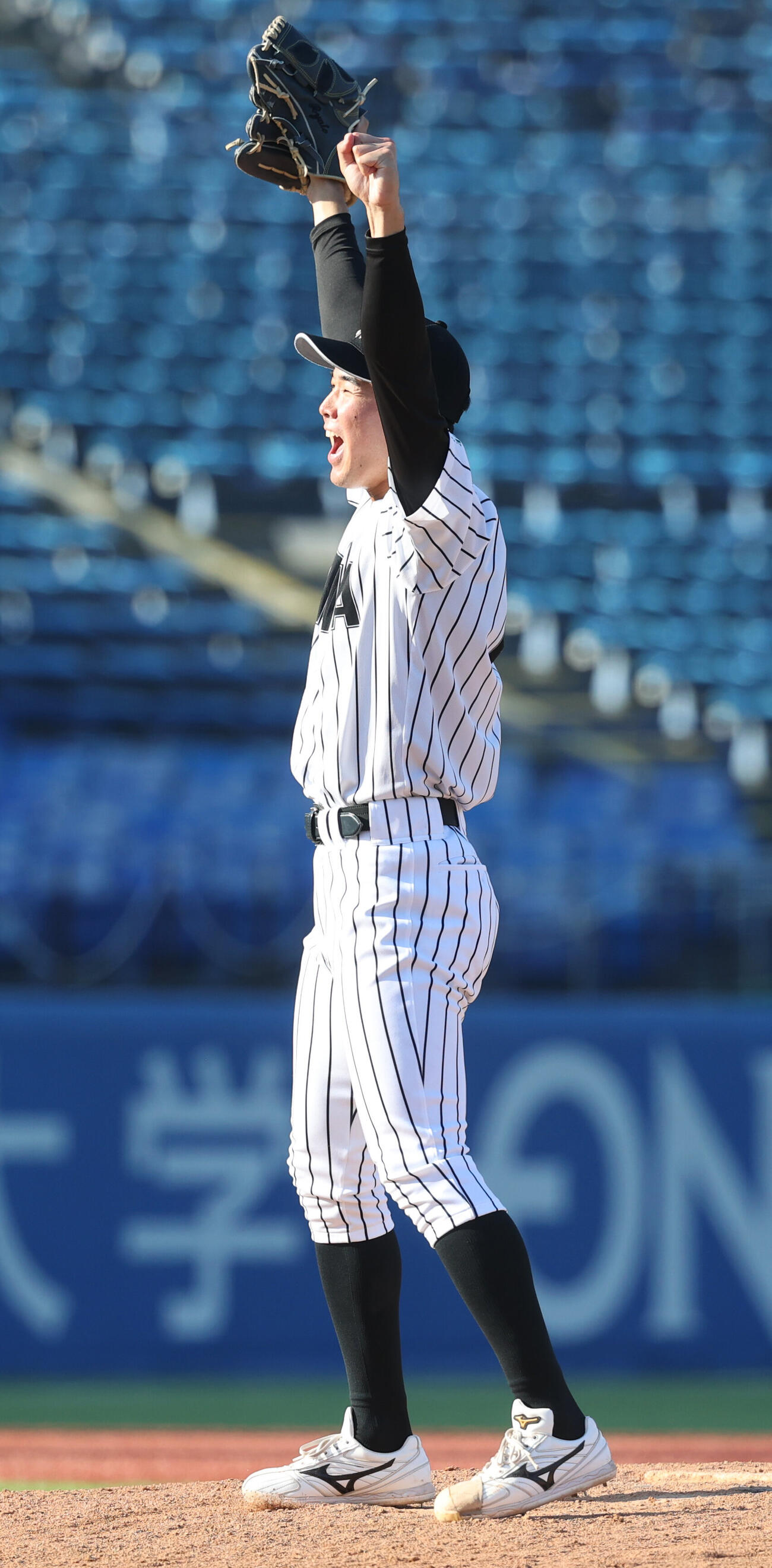 優勝した亜大・田崎颯士はガッツポーズする（撮影・柴田隆二）