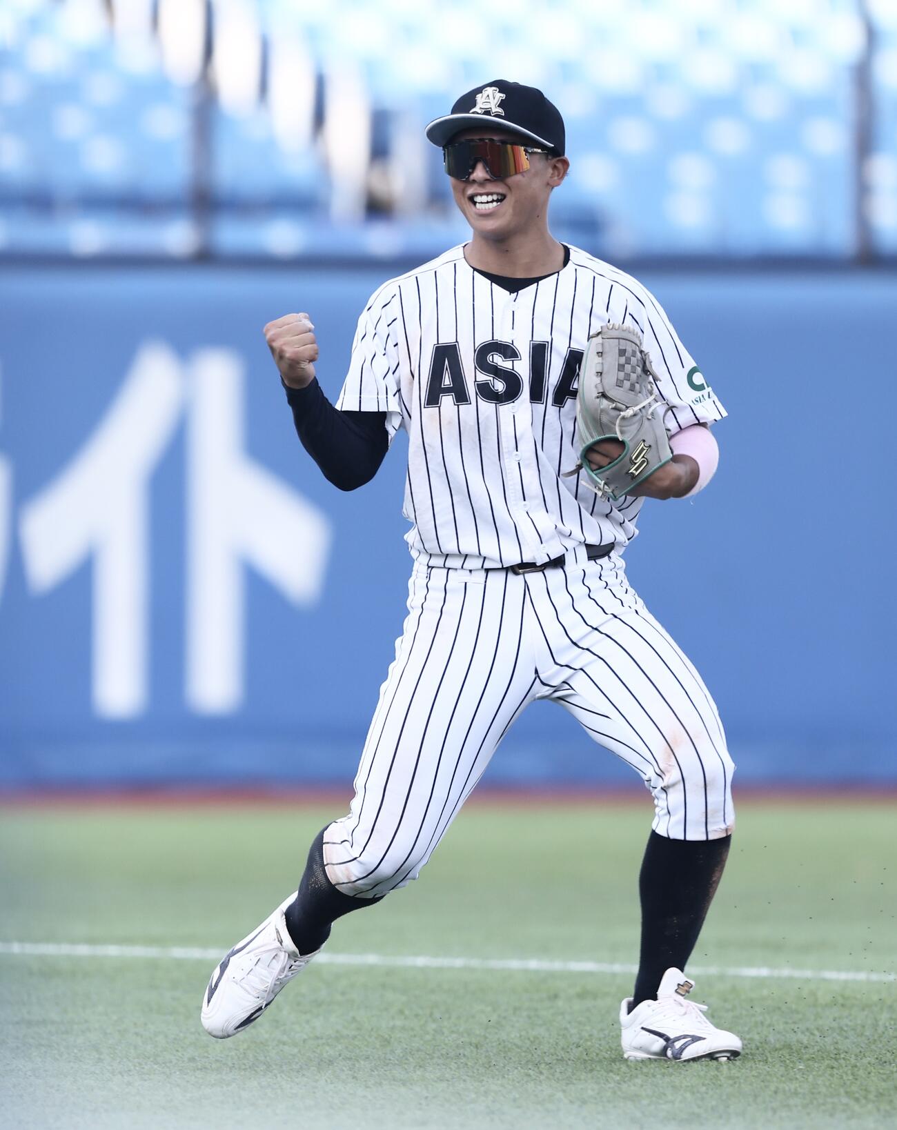亜大対国学院大　9回裏、最終打者の打球を補球し優勝を決めガッツポーズする山里宝（撮影・河田真司）