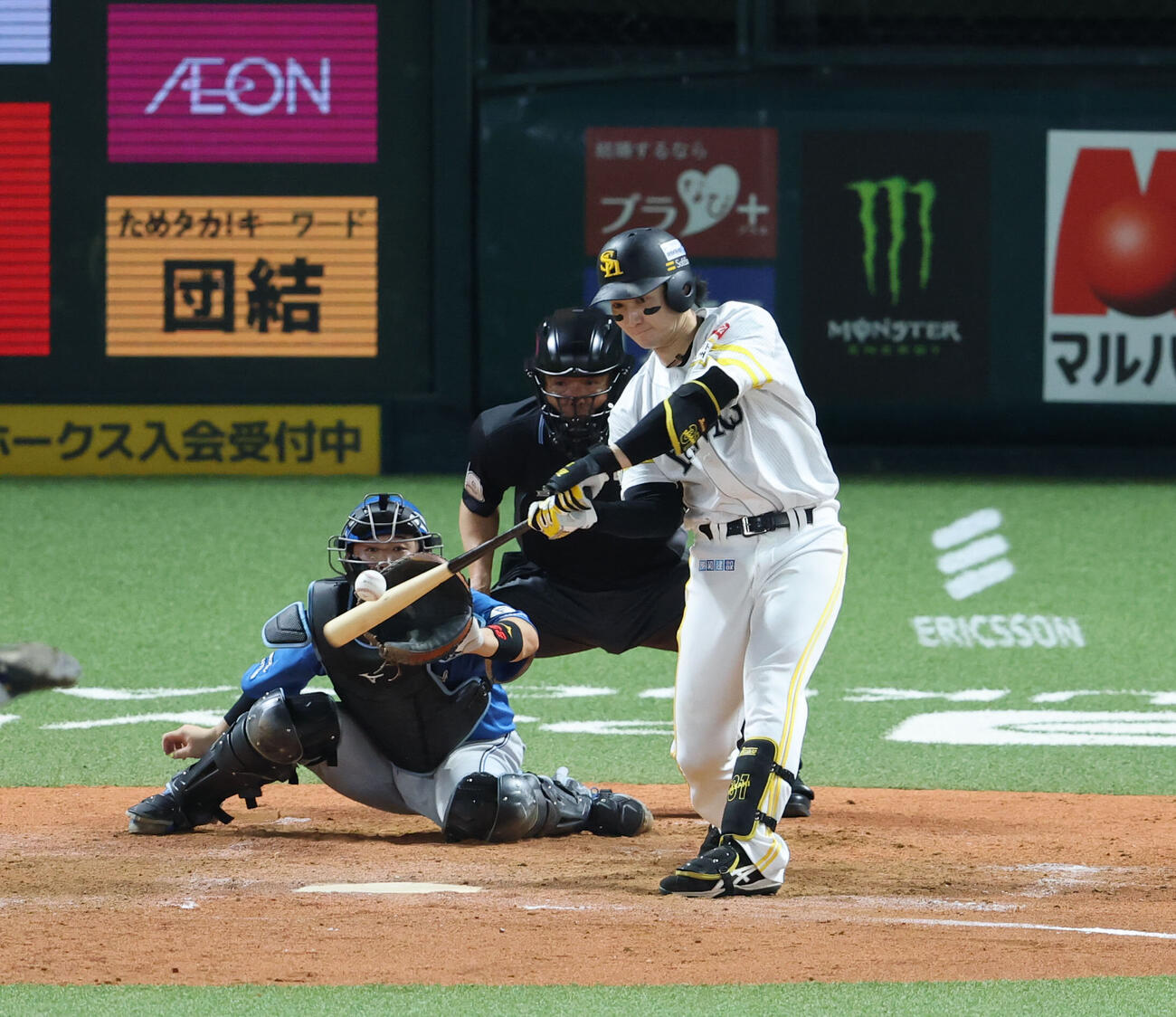 ソフトバンク対日本ハム　4回裏ソフトバンク1死満塁、正木智也の打球が相手守備の失策を誘い勝ち越しとなる（撮影・梅根麻紀）