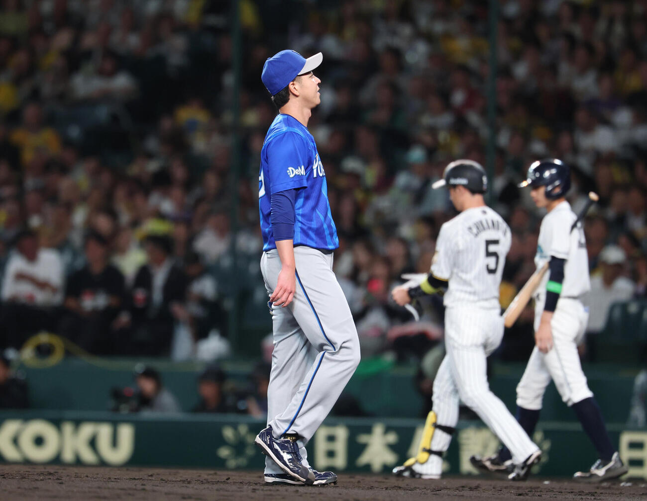 阪神対DeNA 5回裏阪神2死一塁、四球で近本光司の出塁を許しがっくりとする平良拳太郎（撮影・増田悦実）