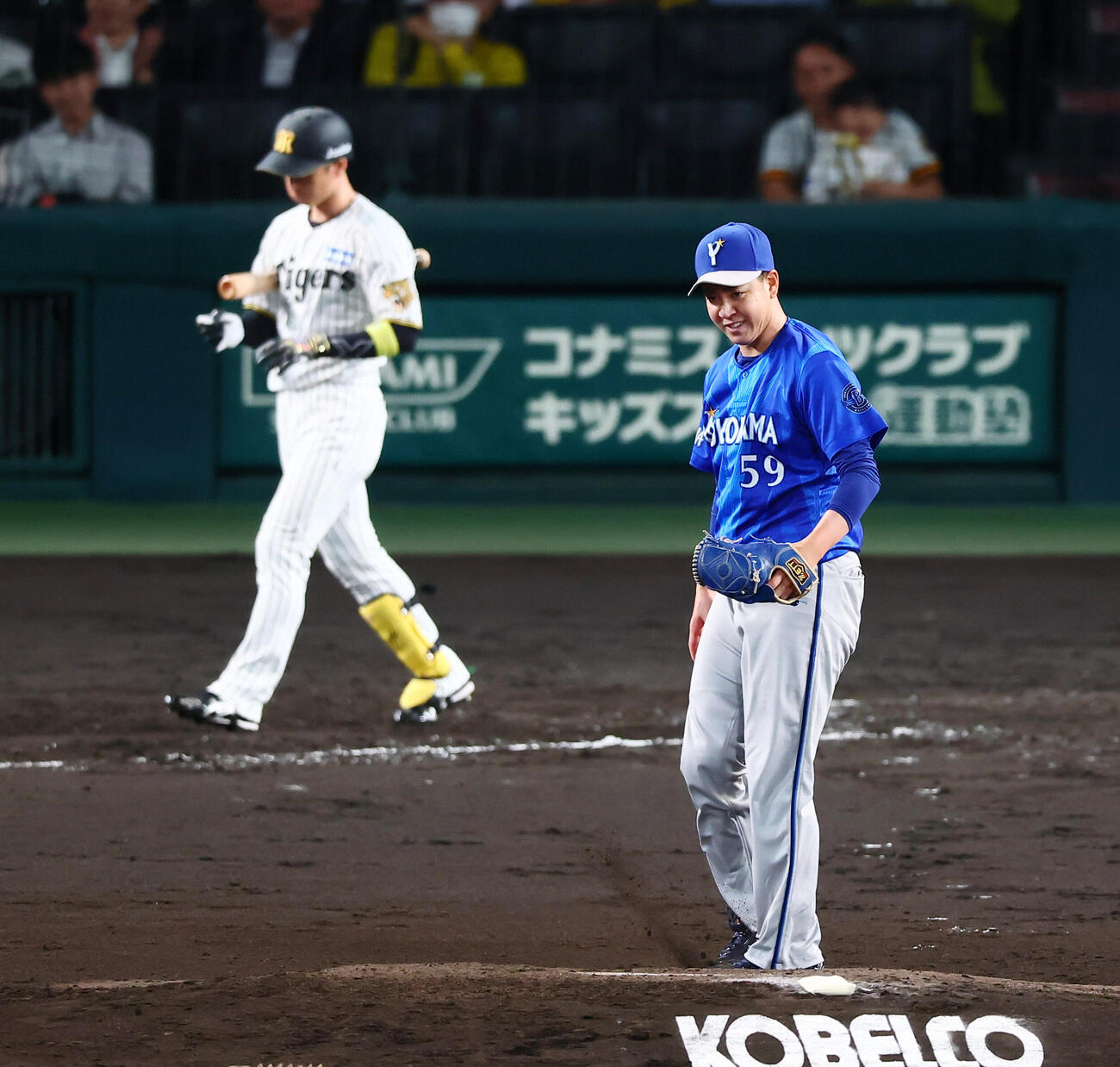 阪神対DeNA 5回裏阪神2死一塁、平良拳太郎は近本光司に四球を与えつま先でマウンドに土ぼこりを立たせる（撮影・加藤哉）