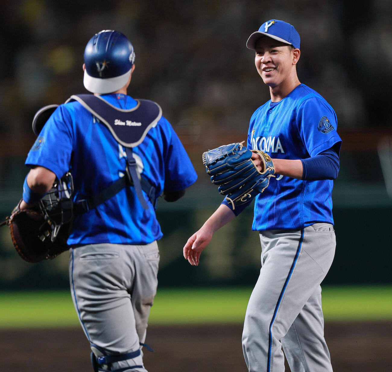 阪神対DeNA 5回裏を投げ終え、笑顔でベンチへ引きあげるDeNA平良拳太郎（右）と捕手松尾汐恩（撮影・上山淳一）