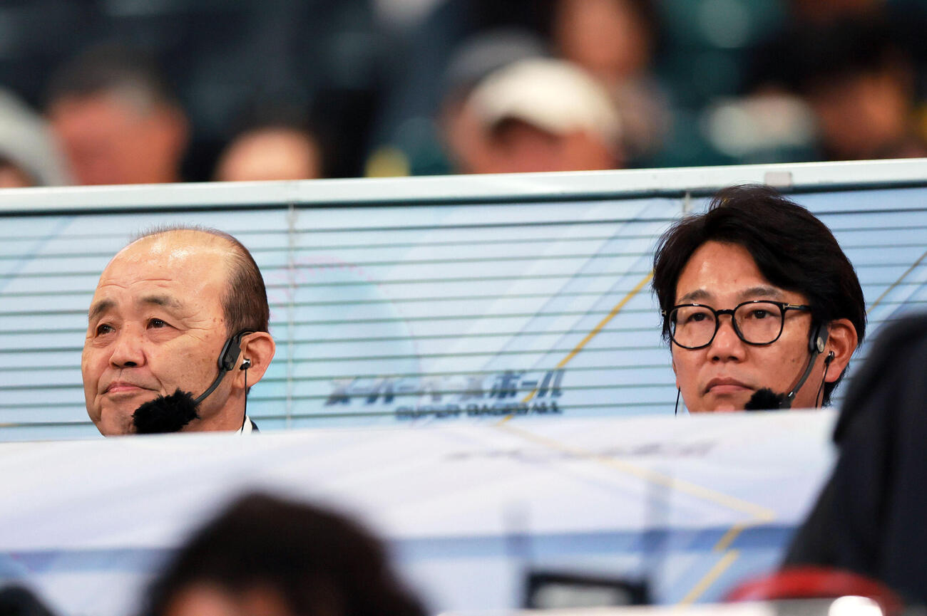 阪神対DeNA　テレビ解説する阪神岡田彰布オーナー付顧問（左）と井端弘和氏（撮影・上山淳一）