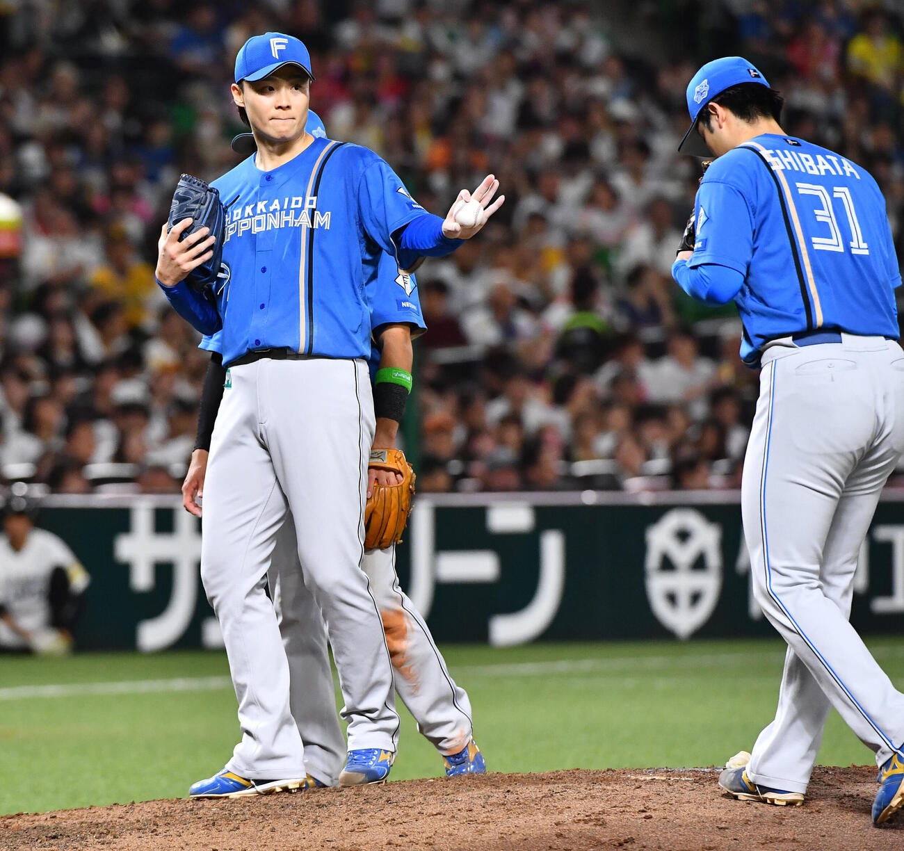 ソフトバンク対日本ハム　4回裏ソフトバンク1死満塁、降板を告げられた山崎福也（左）は、悪送球で失点したことを謝罪する柴田獅子をなだめる（撮影・岩下翔太）