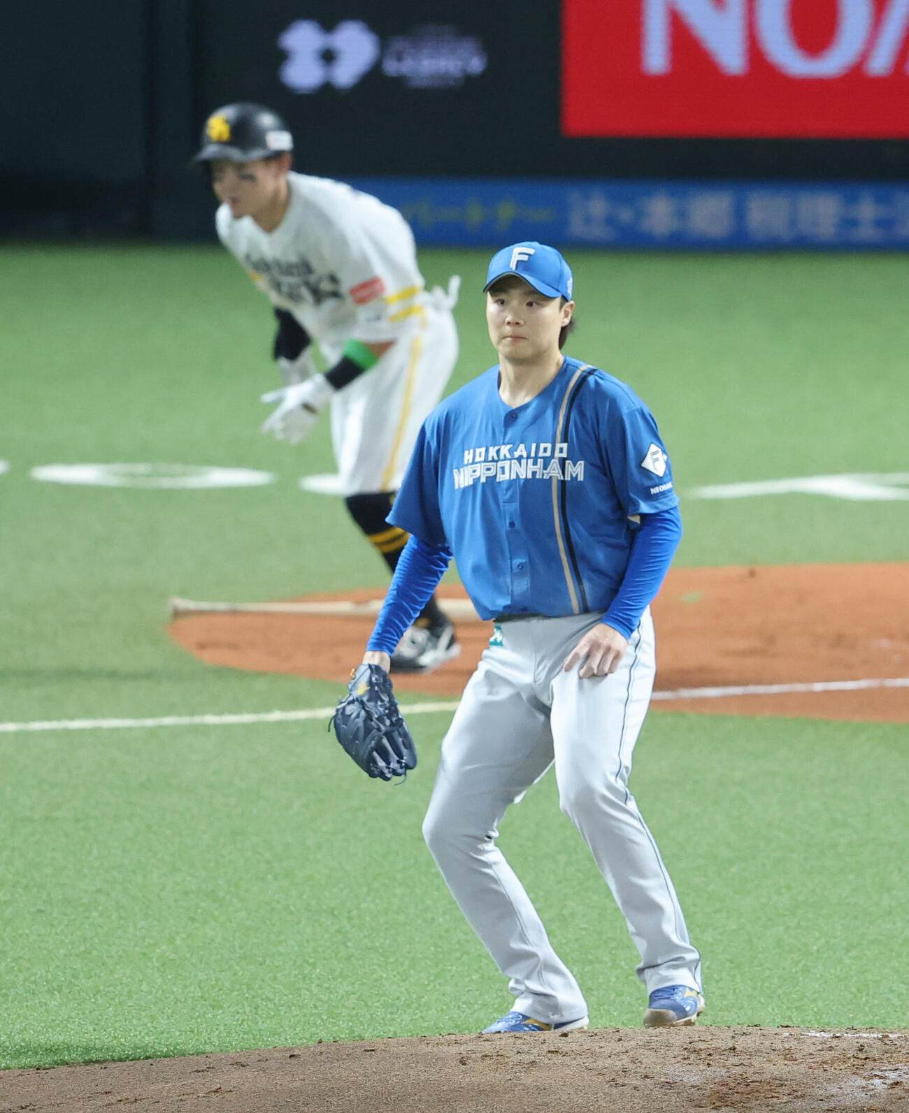 ソフトバンク対日本ハム始球式　1回裏ソフトバンク2死一、二塁、牧原大成に中前先制適時打を浴びた山崎福也（撮影・梅根麻紀）