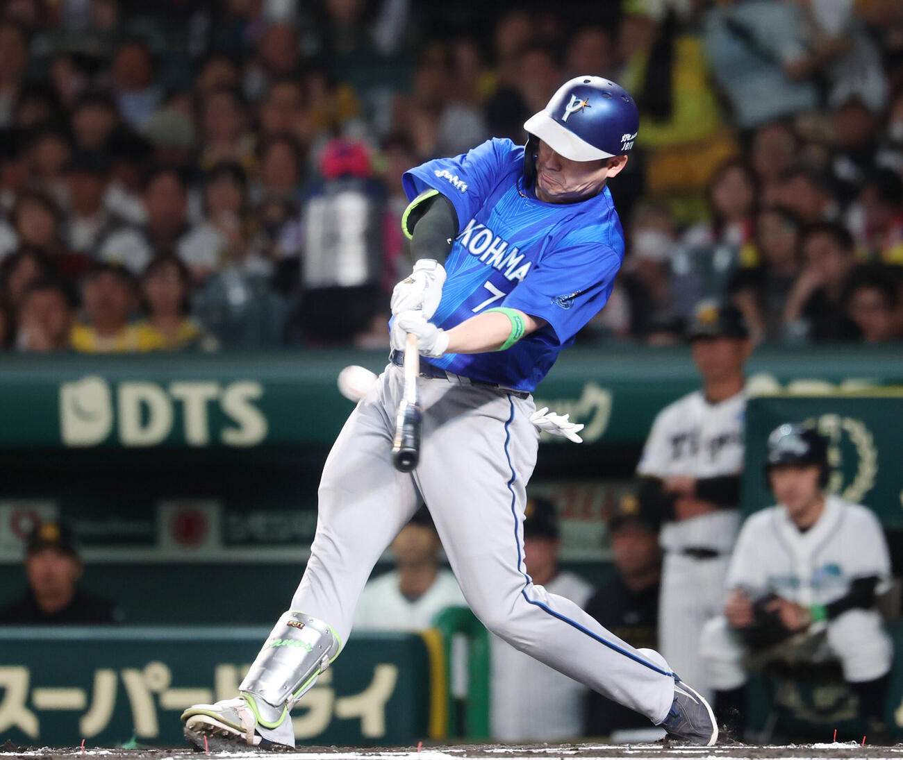 阪神対DeNA 6回表DeNA2死、本塁打放つ佐野恵太（撮影・増田悦実）