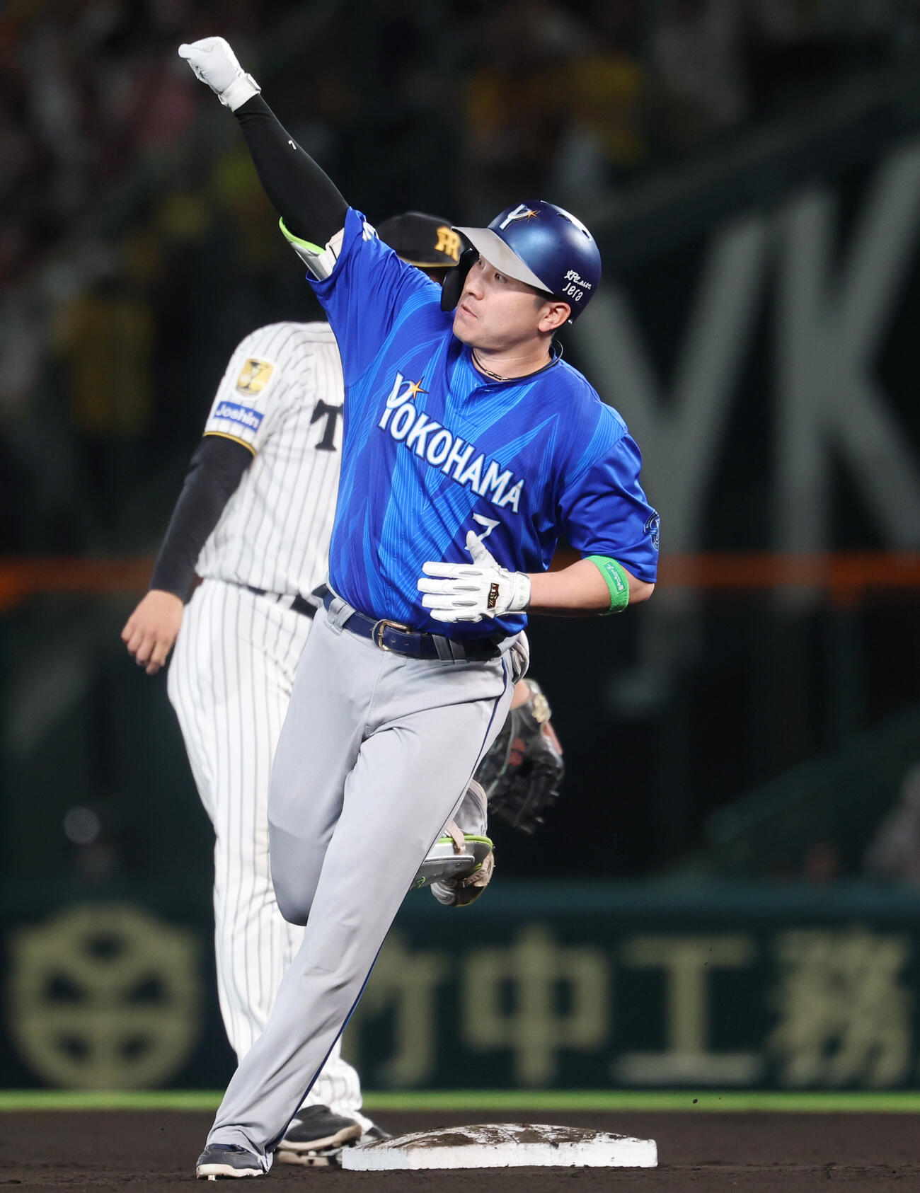 阪神対DeNA 6回表DeNA2死、本塁打放ちガッツポーズをしながらダイヤモンドを回る佐野恵太（撮影・増田悦実）