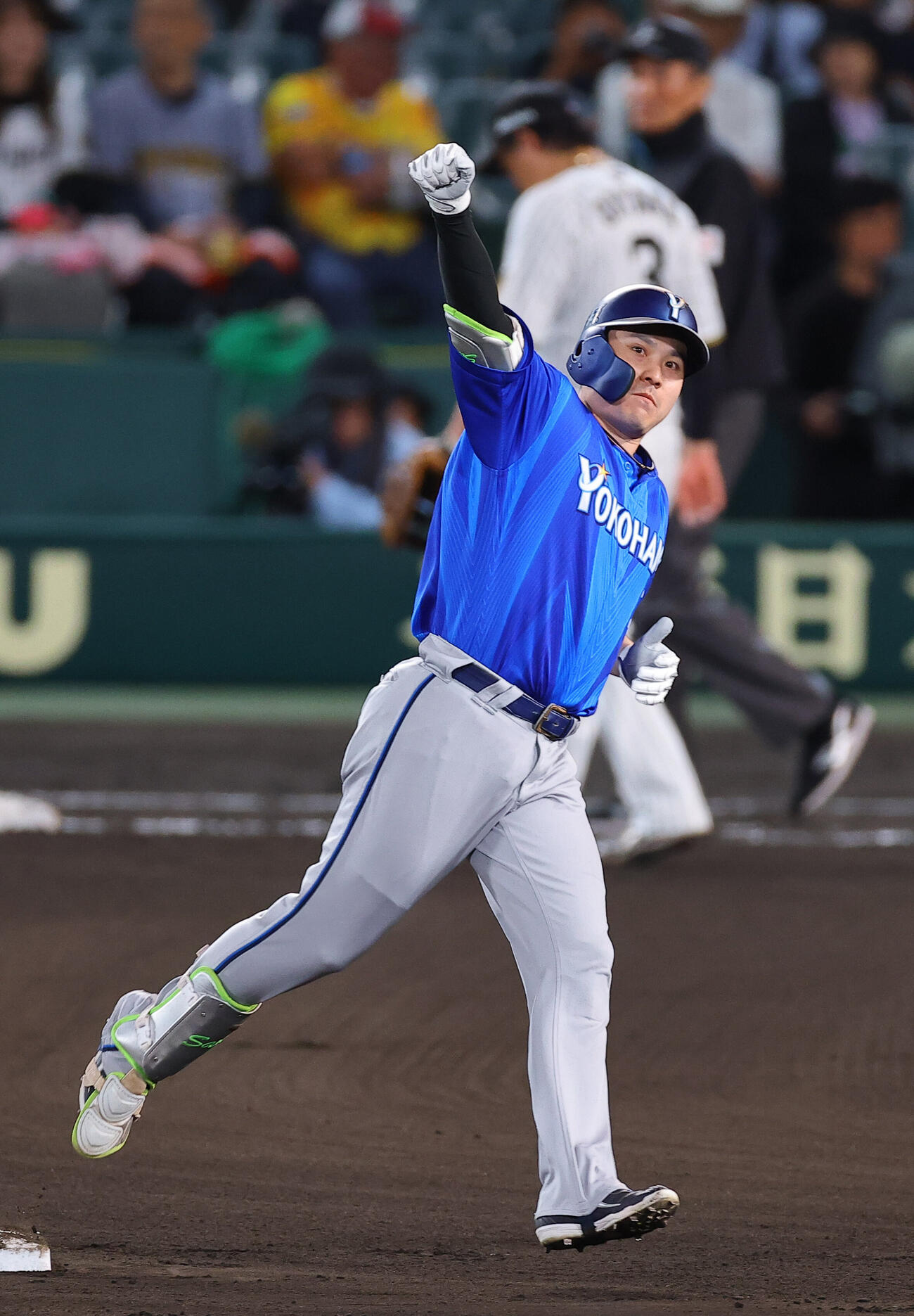 阪神対DeNA 6回表DeNA2死、本塁打を放ちガッツポーズする佐野恵太（撮影・上田博志）