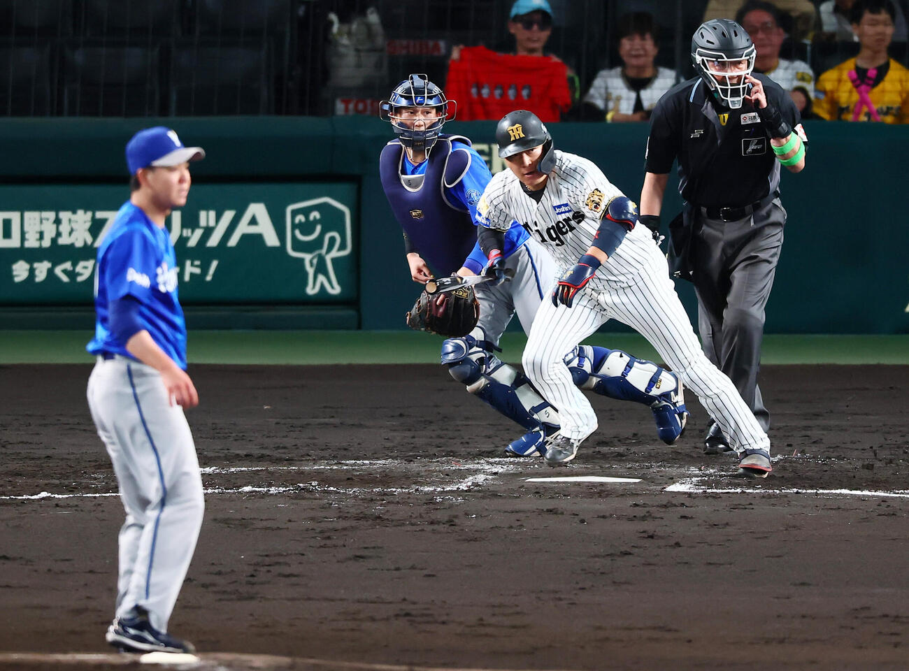 阪神対DeNA 2回裏阪神1死、大山悠輔は左前打を放つ。投手平良拳太郎（撮影・加藤哉）