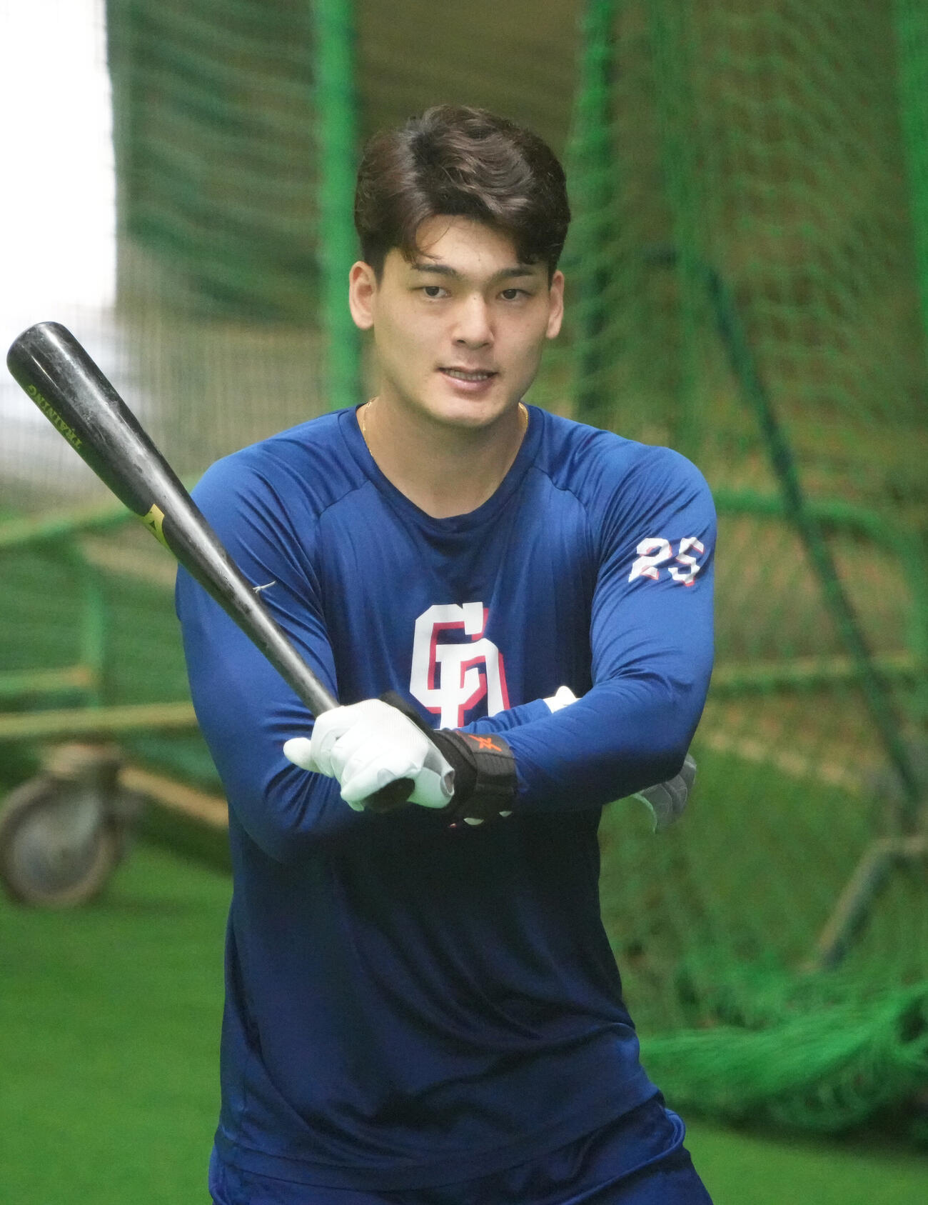 打撃練習を行う石川昂弥（撮影・森本幸一）