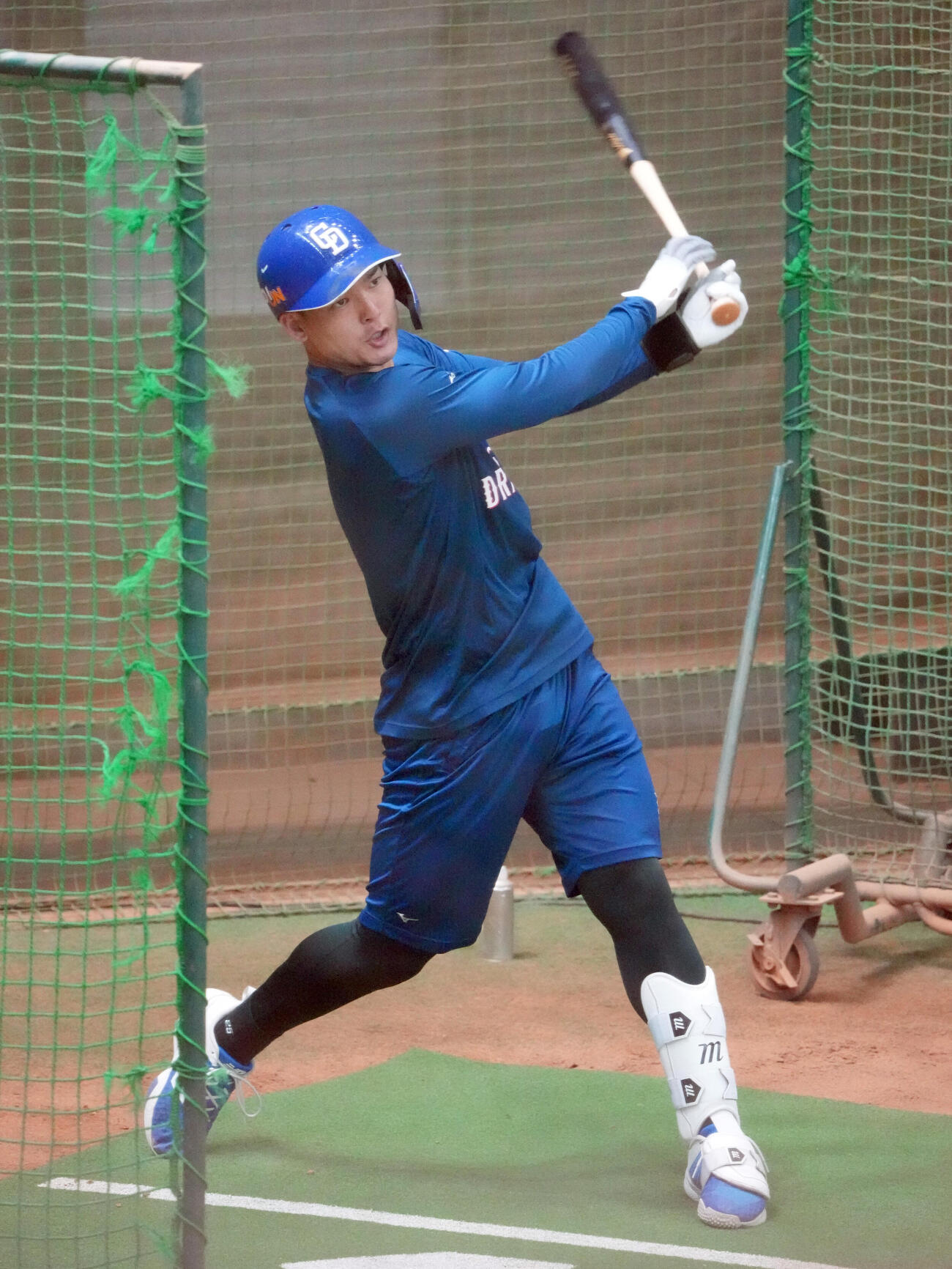 打撃練習を行う石川昂弥（撮影・森本幸一）