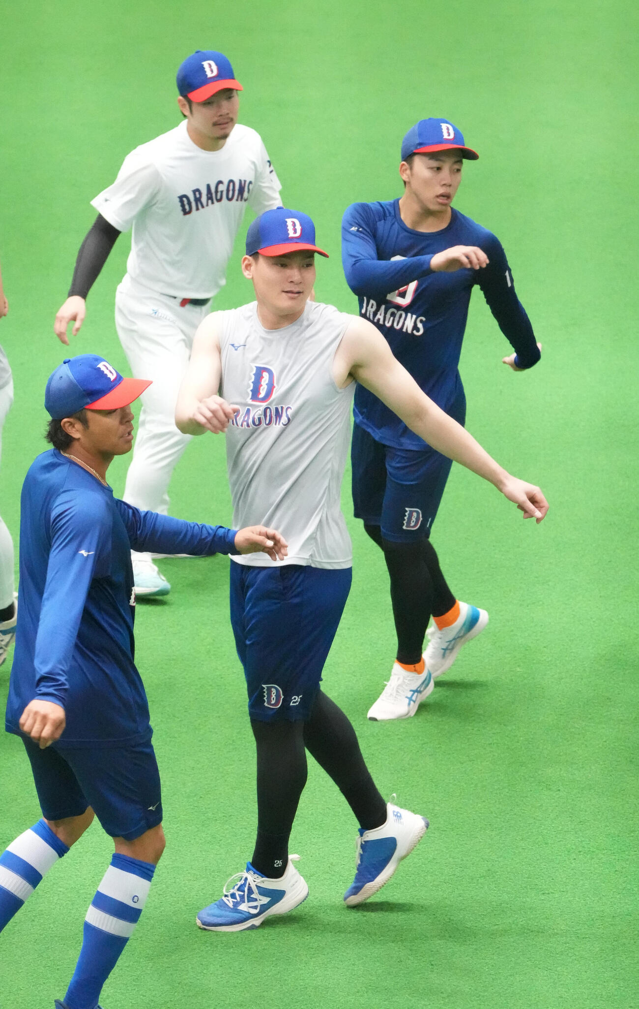 石川昂弥（（右から2人目）は体をほぐす撮影・森本幸一）