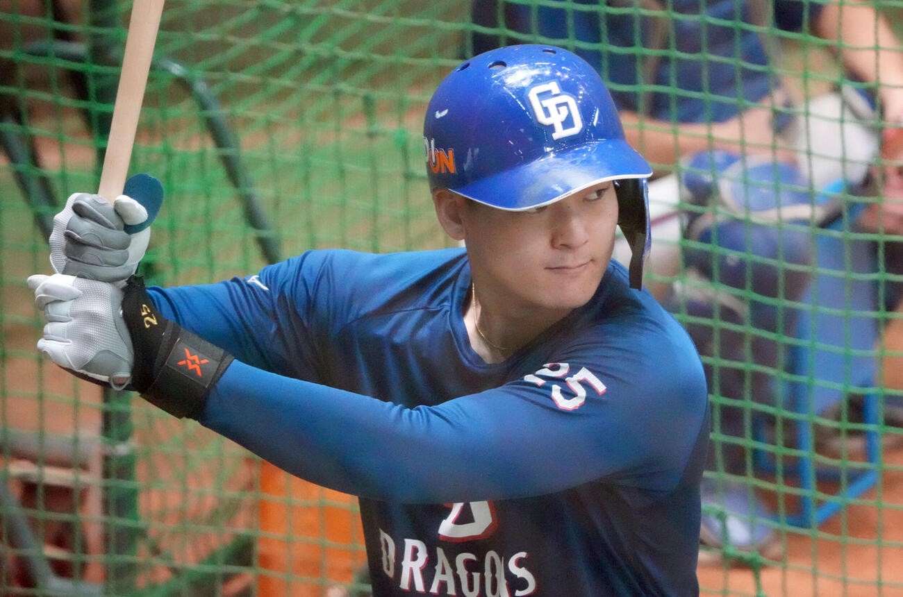 打撃練習を行う石川昂弥（撮影・森本幸一）