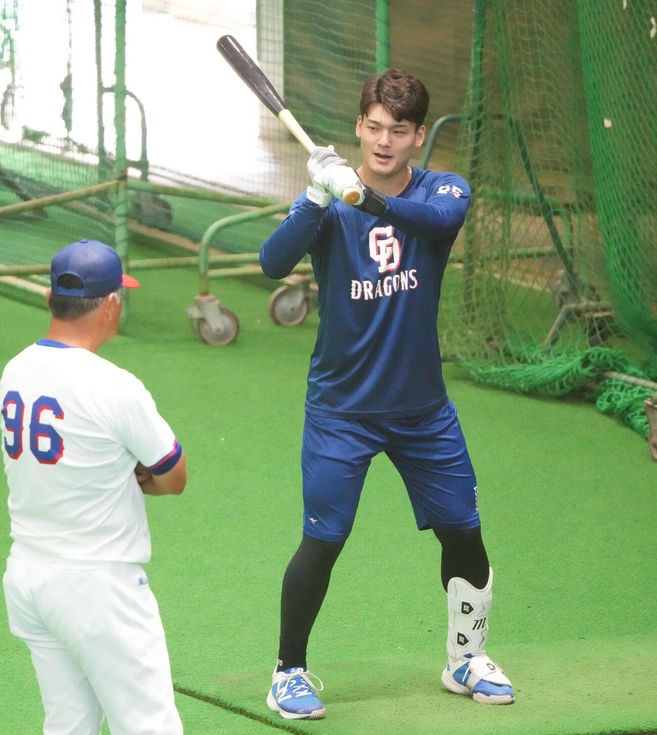 打撃練習を行う石川昂弥（撮影・森本幸一）
