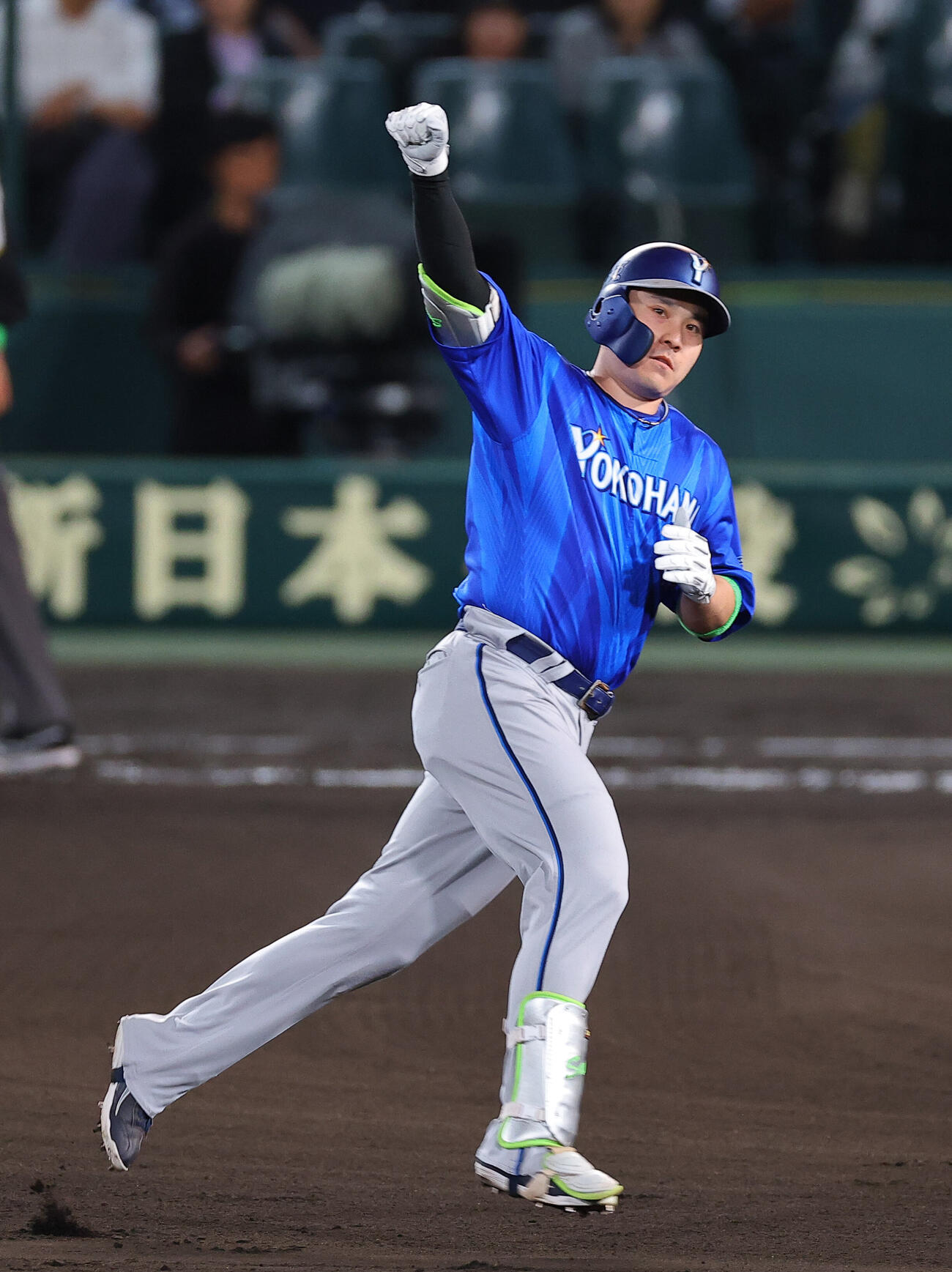 阪神対DeNA 6回表DeNA2死、本塁打を放ちガッツポーズする佐野恵太（撮影・上田博志）