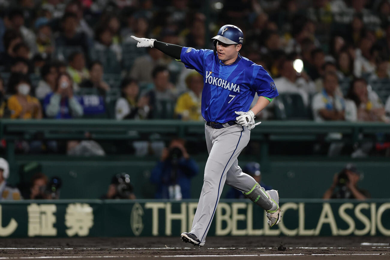 阪神対DeNA 6回表DeNA2死、本塁打を放ちベンチを指さす佐野恵太（撮影・前田充）