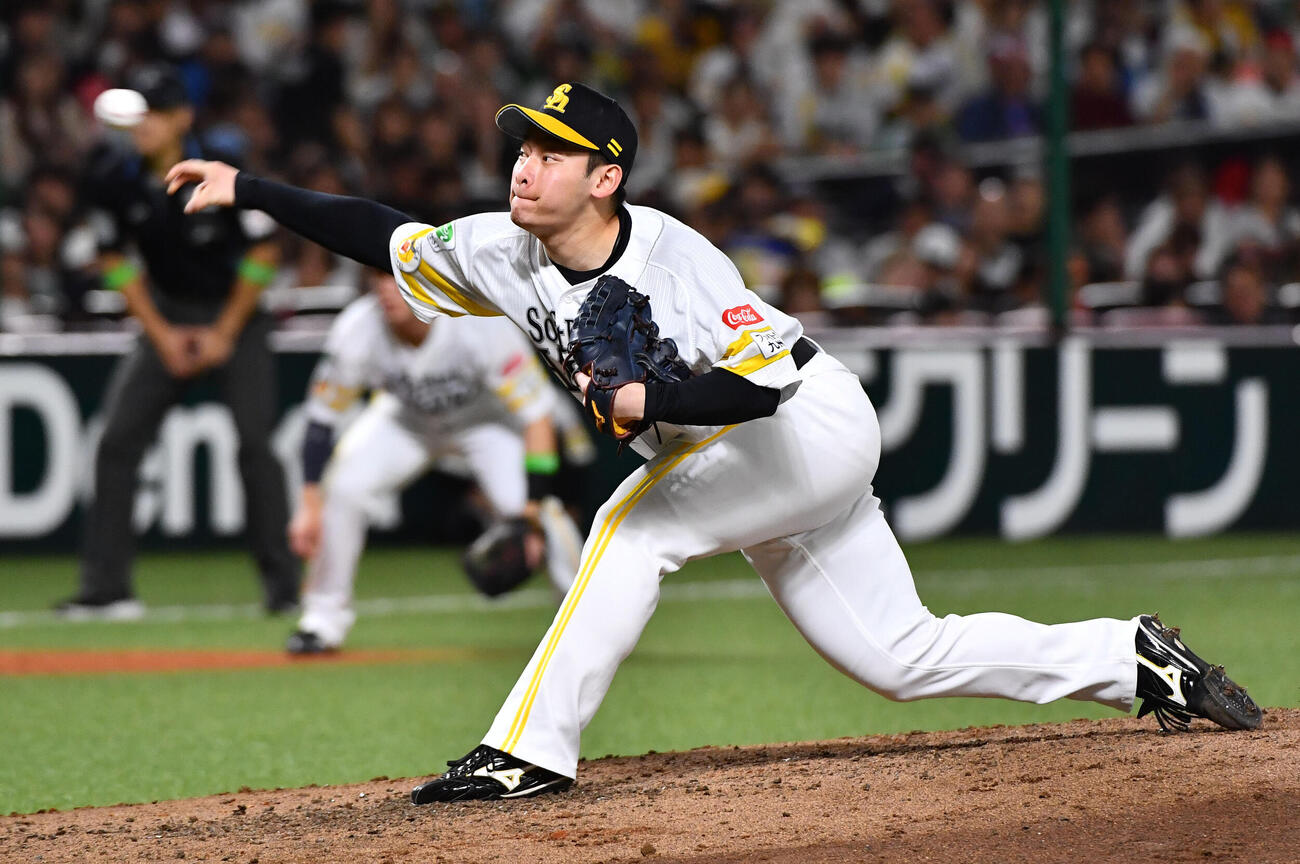 ソフトバンク対日本ハム　3回表日本ハム2死満塁から登板した、ソフトバンク2番手の鈴木豪太（撮影・岩下翔太）