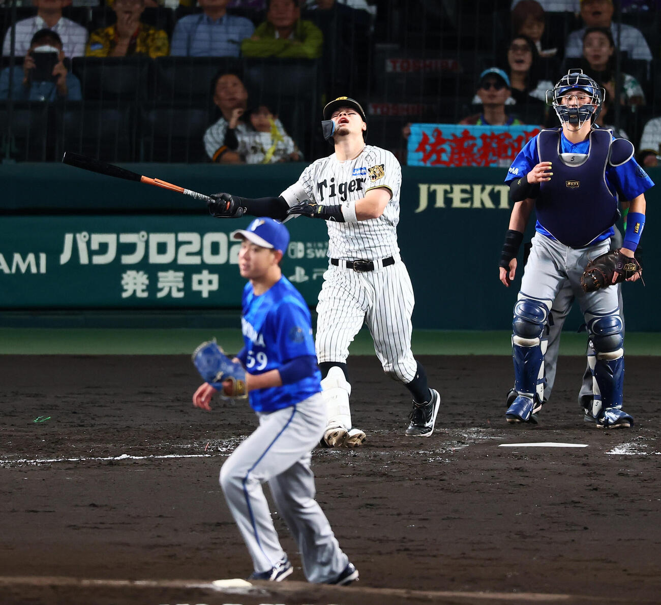 阪神対DeNA 4回裏阪神無死一塁、佐藤輝明は遊飛を打ち上げる。投手平良拳太郎（撮影・加藤哉）